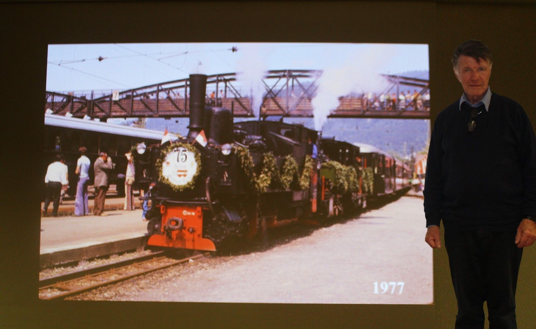 Jakob Bobleter – seit 41 Jahren unermüdlich für das Museumsbähnle aktiv – vor einem historischen Power-Point-Bild: 1977 – 75 Jahre Wälderbahn unter der legendären Gulaschbrücke. PETER STRAUSS