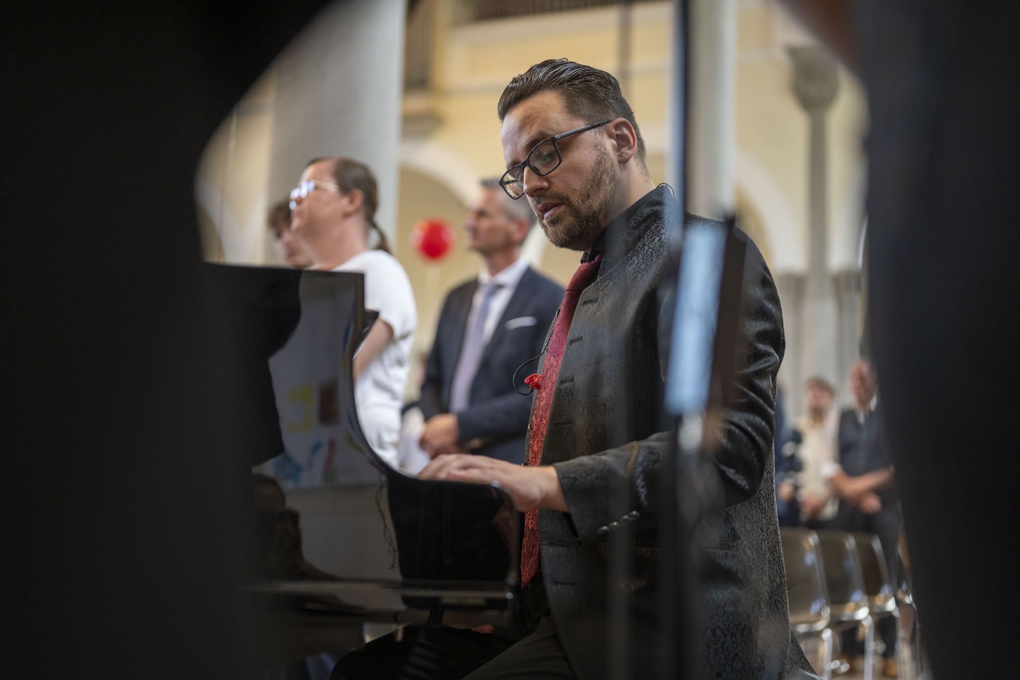 Florian Palatz-Hartl begleitet Modern Harmony mit spürbarer Leidenschaft.