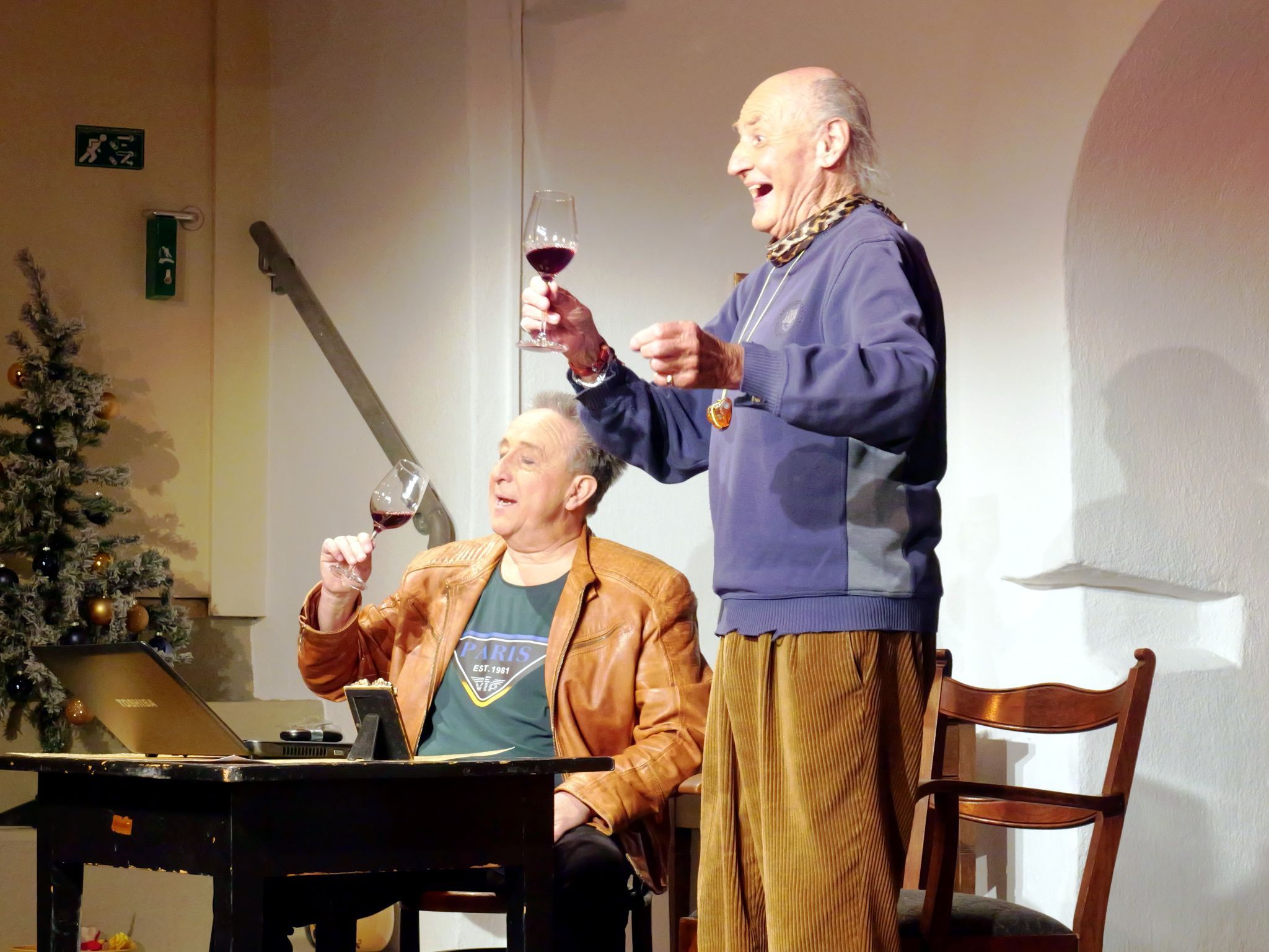 Monsieur Pierre pflegt seine Liebe zum Bordeaux – ein edler Tropfen, der ihm Mut für neue Abenteuer gibt.