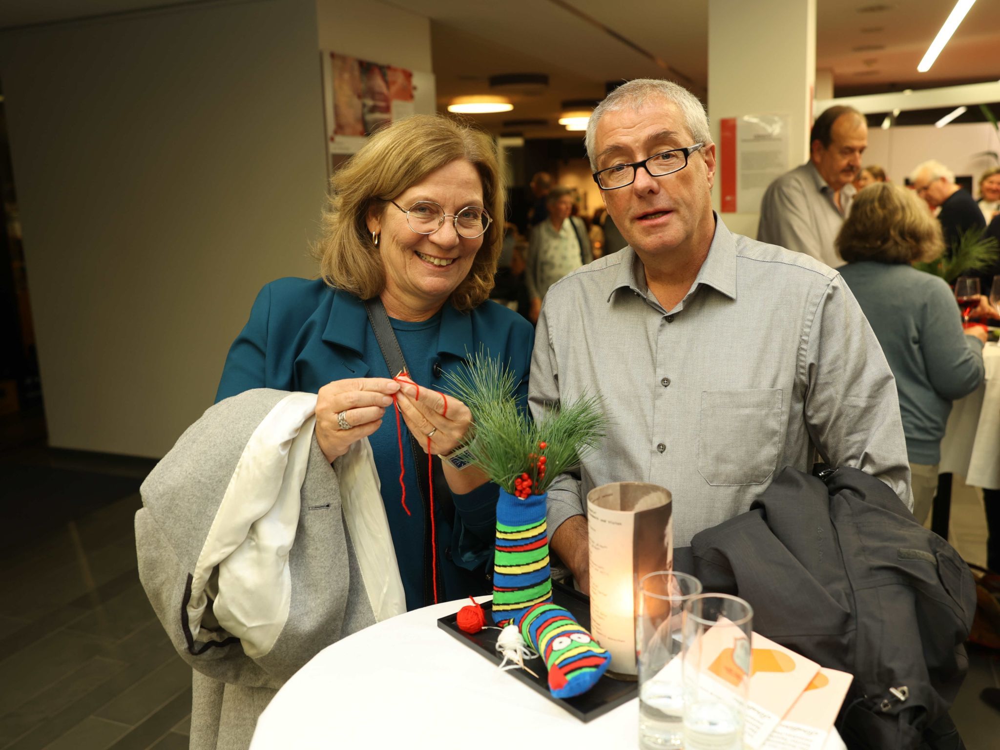 Elke und Garnlieferant Thomas Kümin.