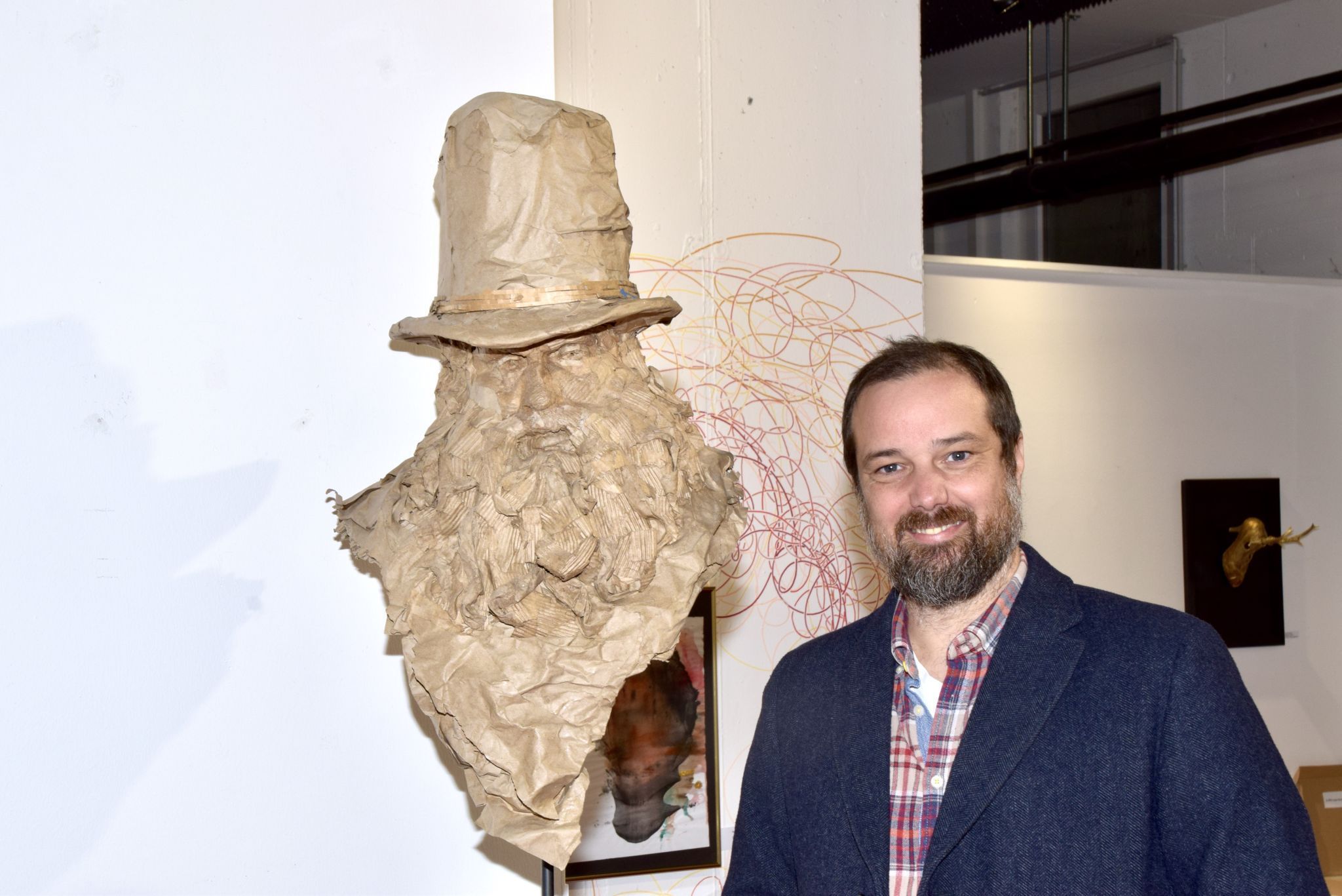 Daniel Bragagna mit einem seiner Kunstwerke („Fleeting Identity“ - Silikonabformung, Hohlaufbau mit Pappmaschee und Verpackungskarton, Höhe: ca . 70 cm, Unikat, 2025.) „Es ist nicht das Material, das wir zur Verfügung haben, sondern das, was wir daraus machen.