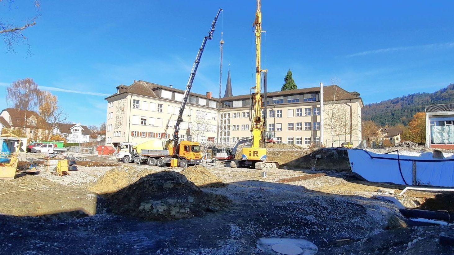 Während des laufenden Schulbetriebs konnten kürzlich die Pilotierungsarbeiten für den  Erweiterungsbau der Volksschule abgeschlossen werden.