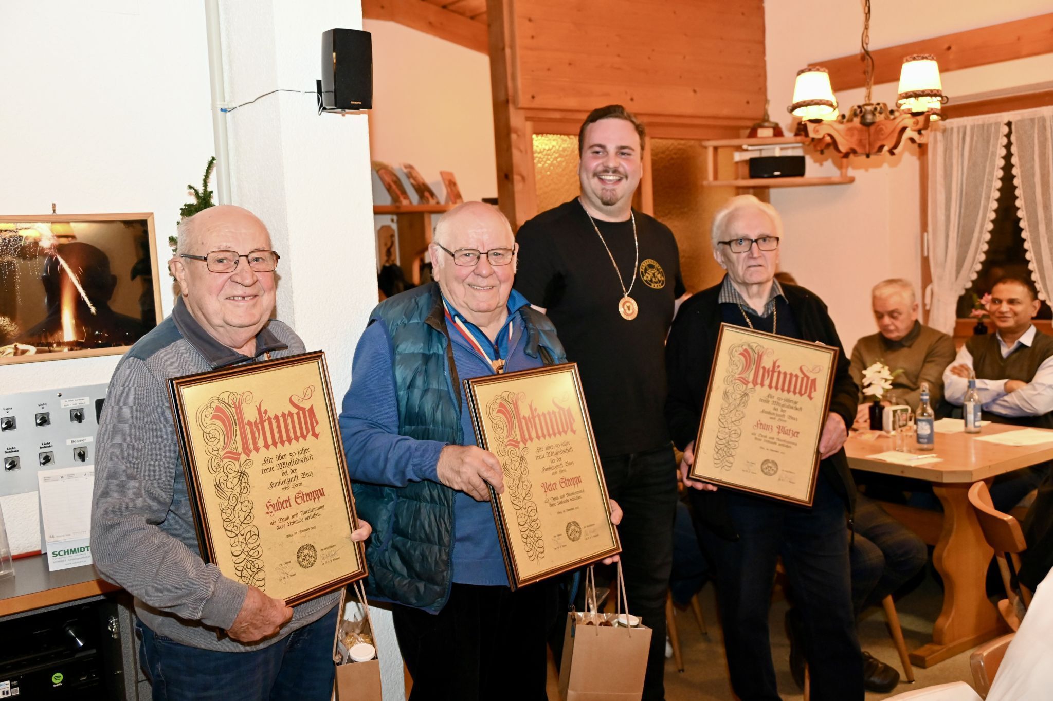 Hubert Stroppa, Peter Stroppa und Franz Platzer wurden von Obmann Jan Amann für über 50jährige Mitgliedschaft geehrt.