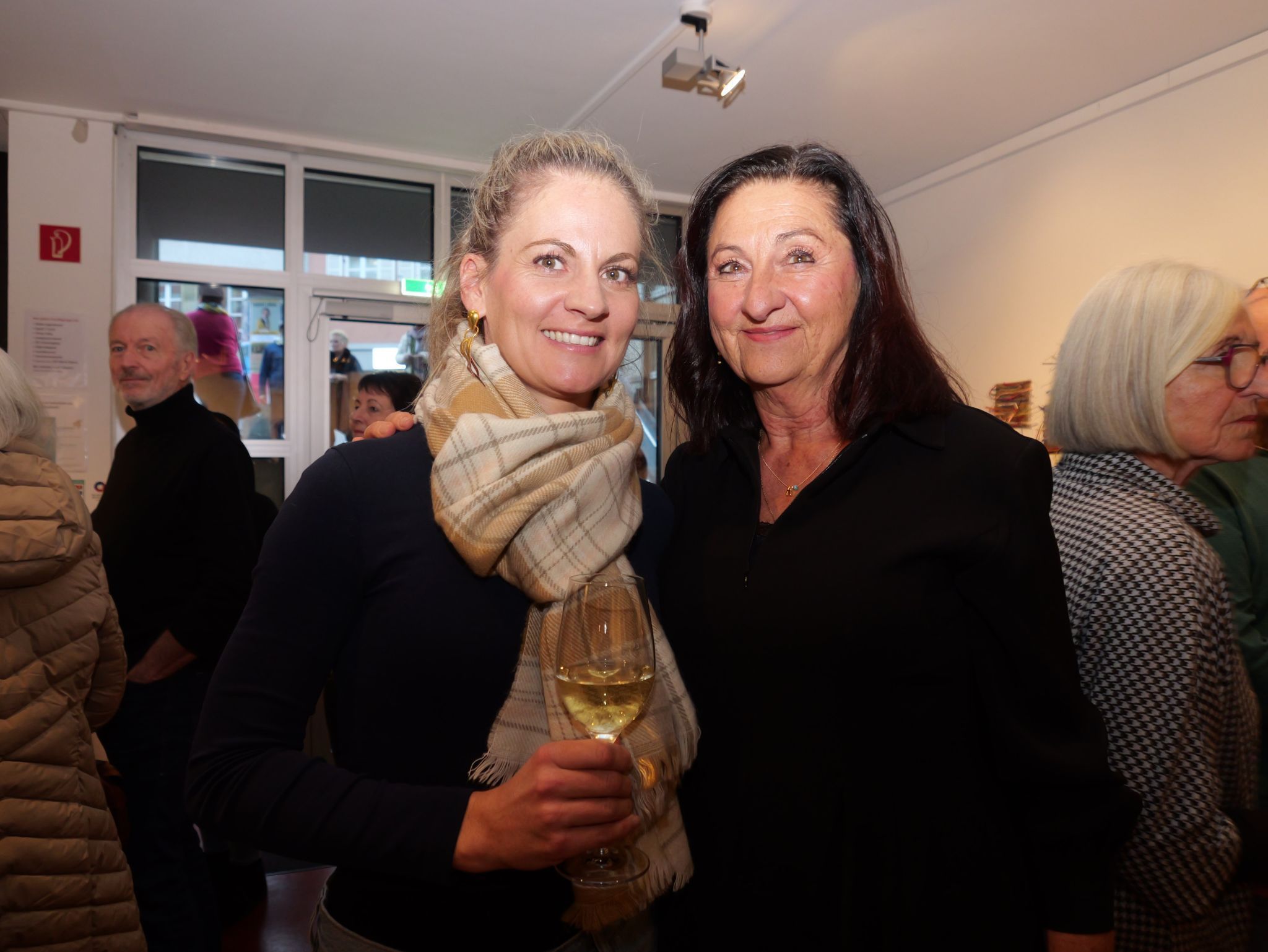 Familienbesuch bei der Premiere: Tochter Corinna Baumann mit Karin Epple.