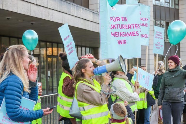 "Das kann es nicht sein, sehe ich partout nicht ein" – Von der Demo für die Geburtenstation Dornbirn
