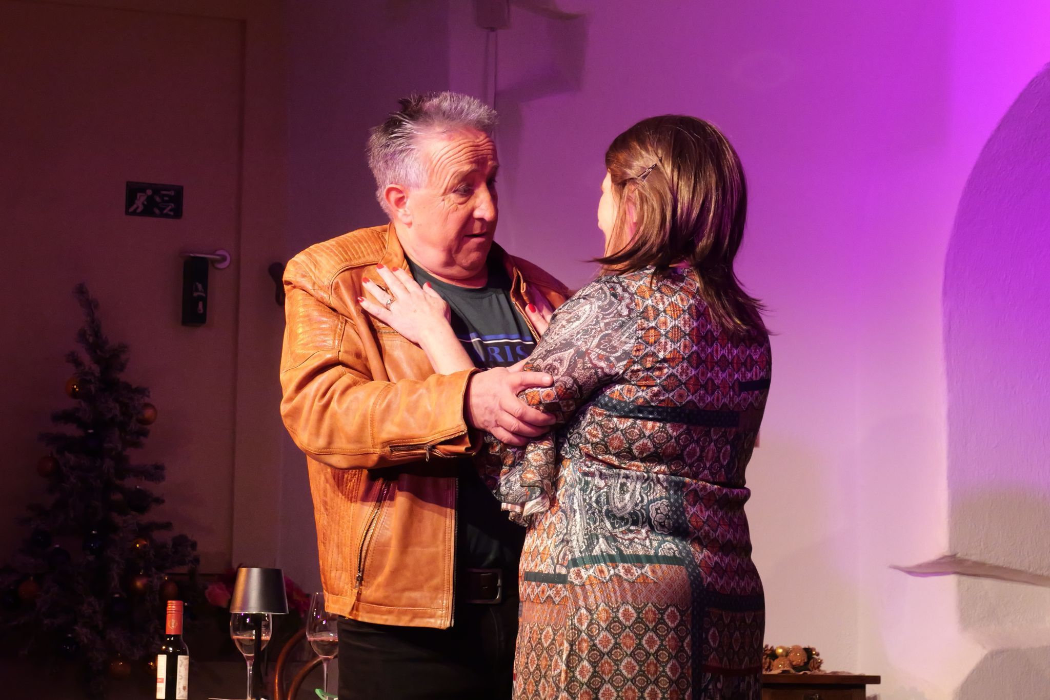 Wenn Gefühle ins Spiel kommen: Alex gerät selbst ins Schwärmen, sehr zum Amüsement des Publikums.