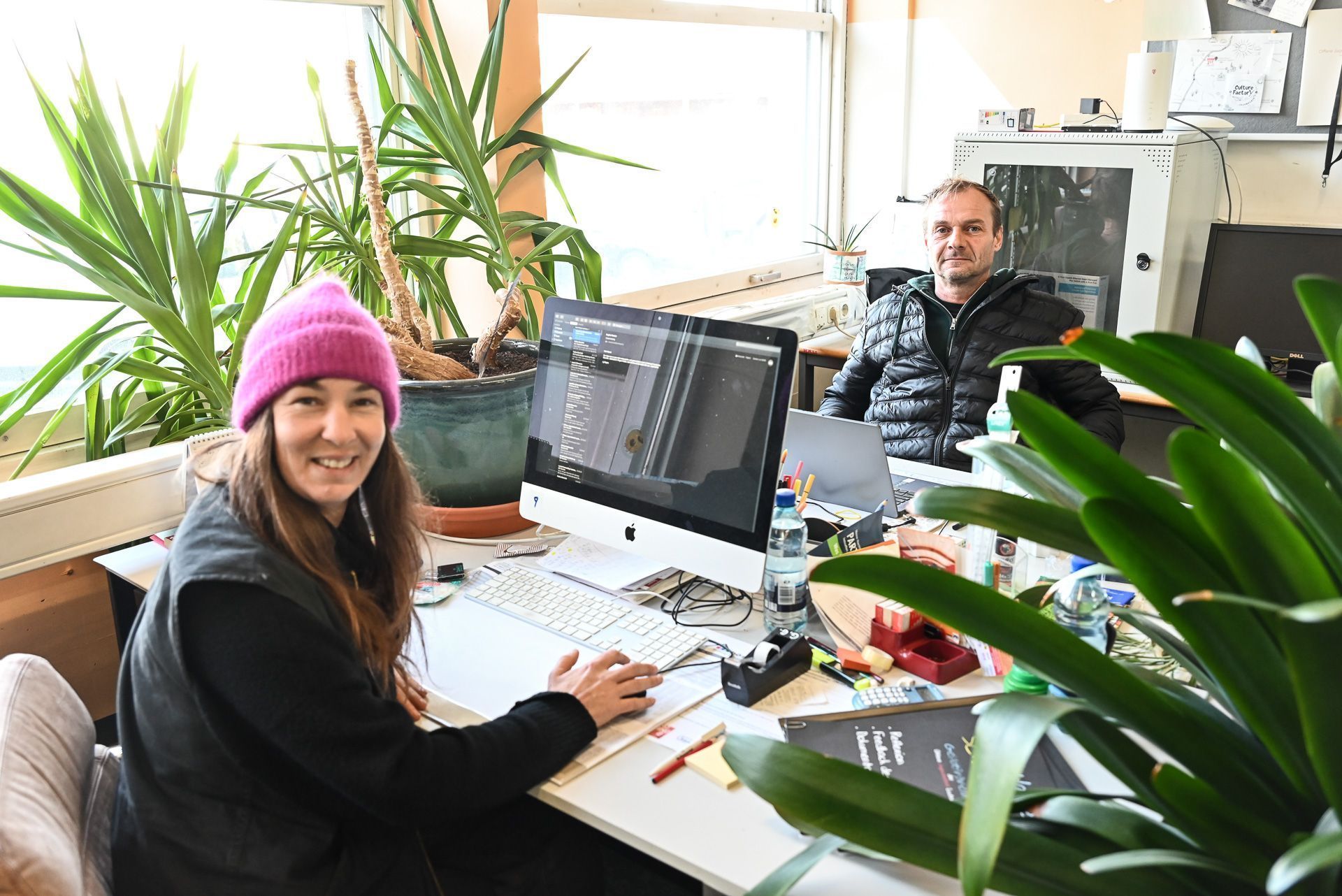 In den Büroräumen ist es frisch, doch davon lassen sich die Jugendarbeiter nicht abschrecken. Sie freuen sich, dass der Betrieb ein weiteres Jahr aufrechterhalten bleiben kann.