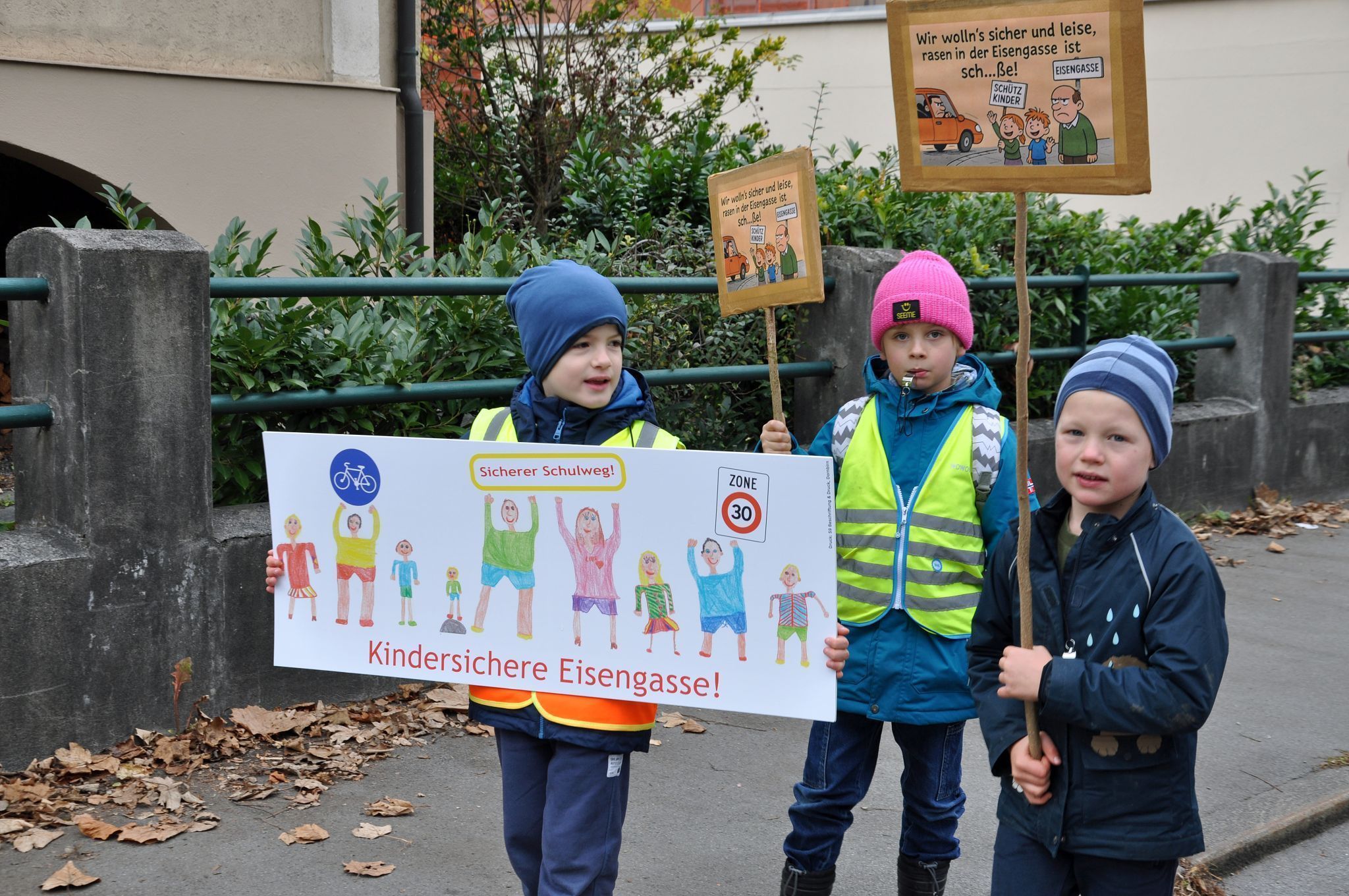Mit Pfeifen und Plakaten forderten die Kinder mehr Rücksicht im Straßenverkehr.