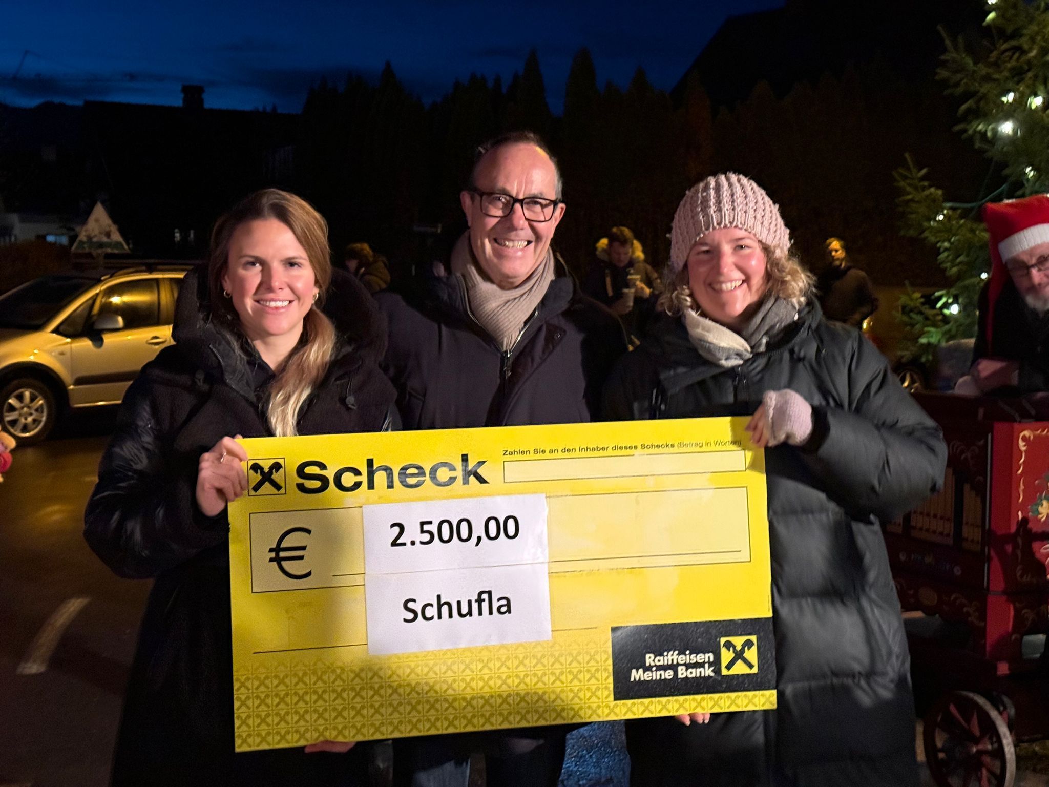 Julia Entner (l.) und Anna Wally (r.) übergaben an Andreas Prenn den Scheck.privat