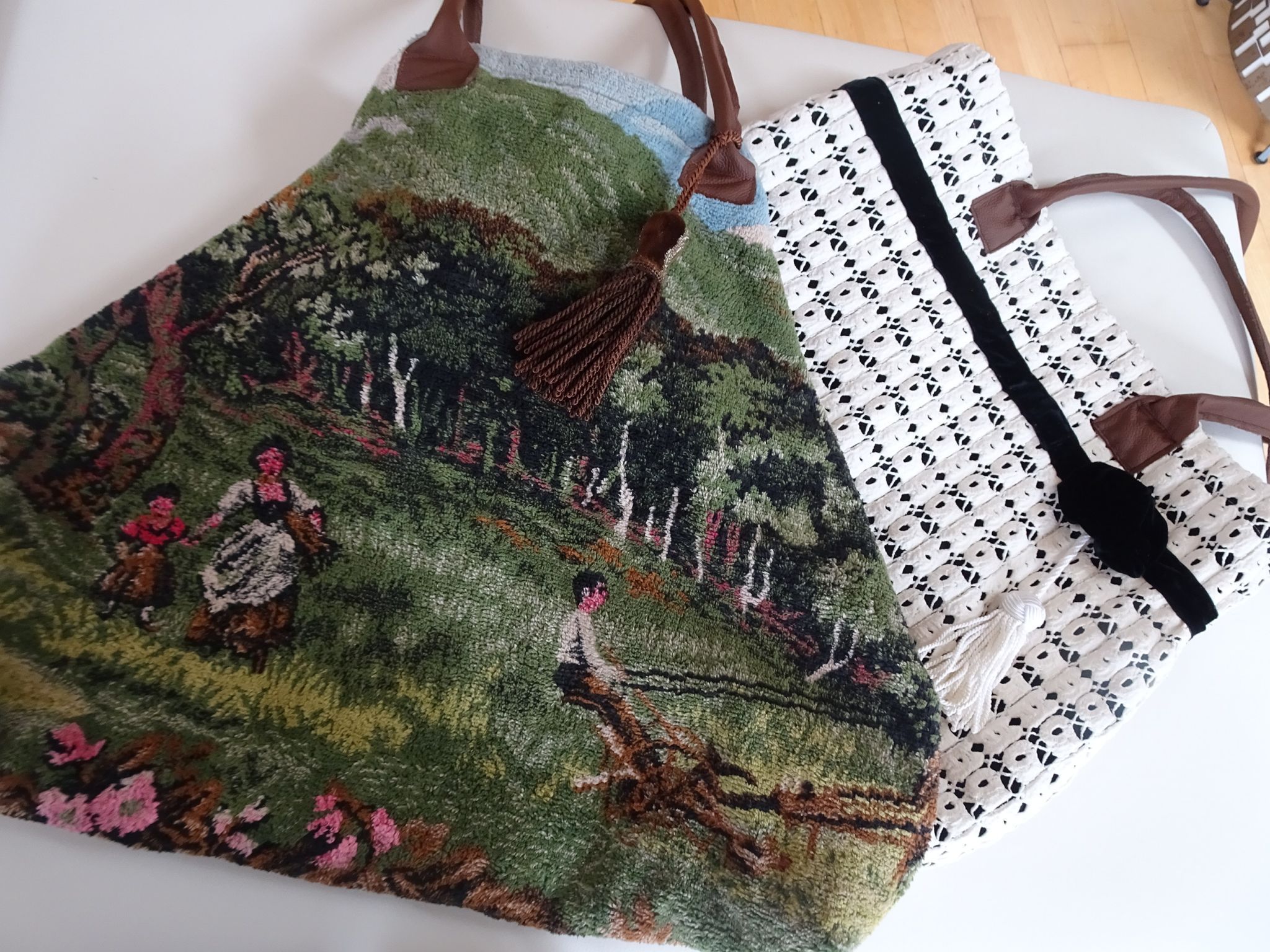 Aus alten Stoffen, hier zum Beispiel u.a. ein Wandgemälde, wurden Taschen kreiert.