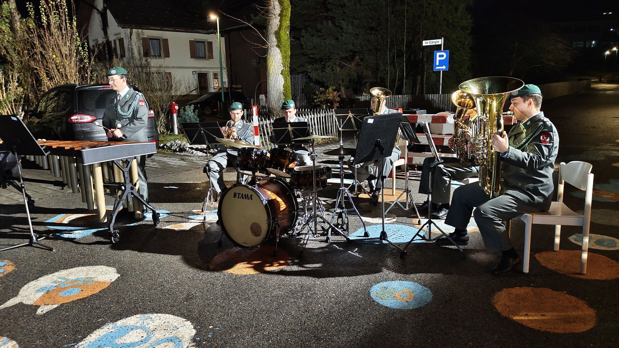Weihnachtliche Klangfülle: Die Militärmusik verzaubert mit sanften Vibraphonmelodien und warmen Bläserklängen das Publikum.