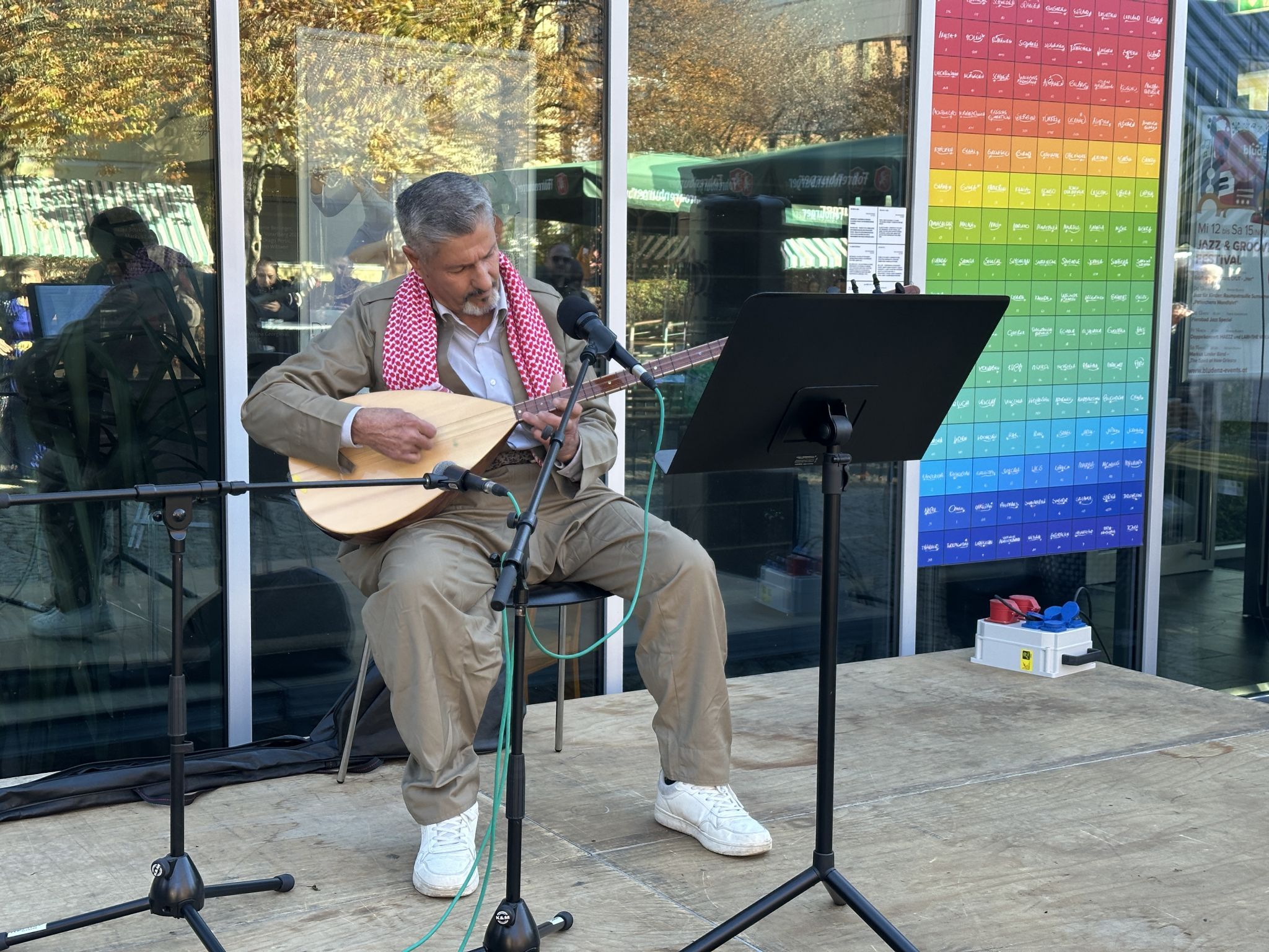 Farhomuvad Ibrahim spielte auf der Saz, einem typisch kurdischen Musikinstrument