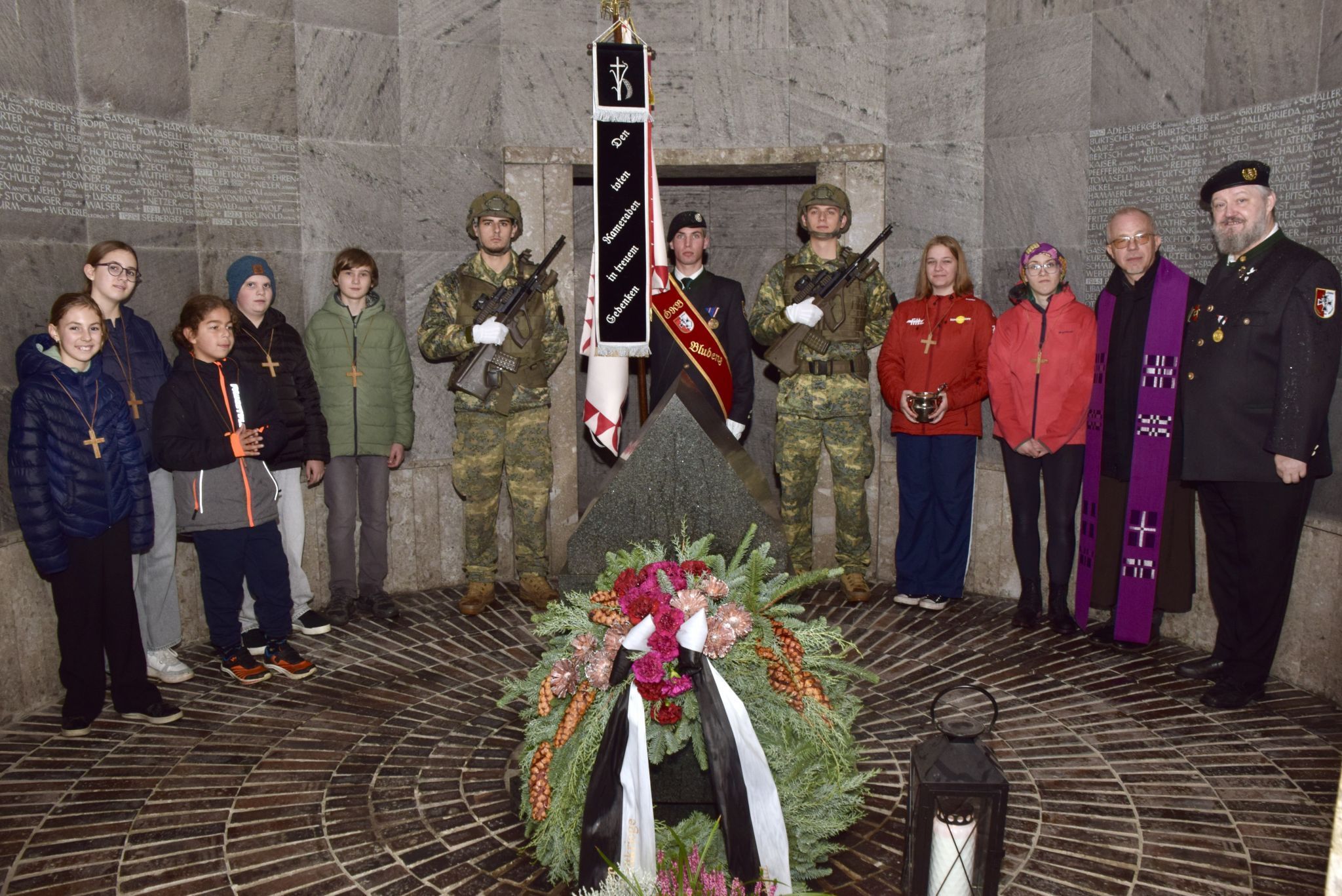 In der Krypta des Bludenzer Kriegerdenkmales wurde in ehrendem Gedenken an die gefallenen und vermissten Soldaten der Kriege ein Kranz niedergelegt.