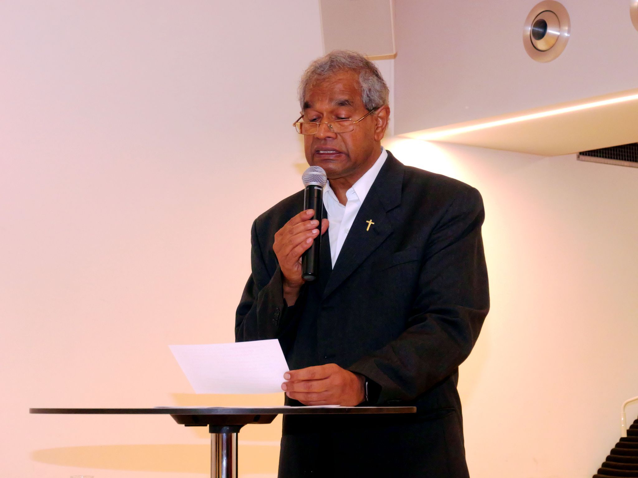 Pfarrer Georg berichtete im Filmvortrag eindrucksvoll von seiner Hilfsarbeit in Kerala.