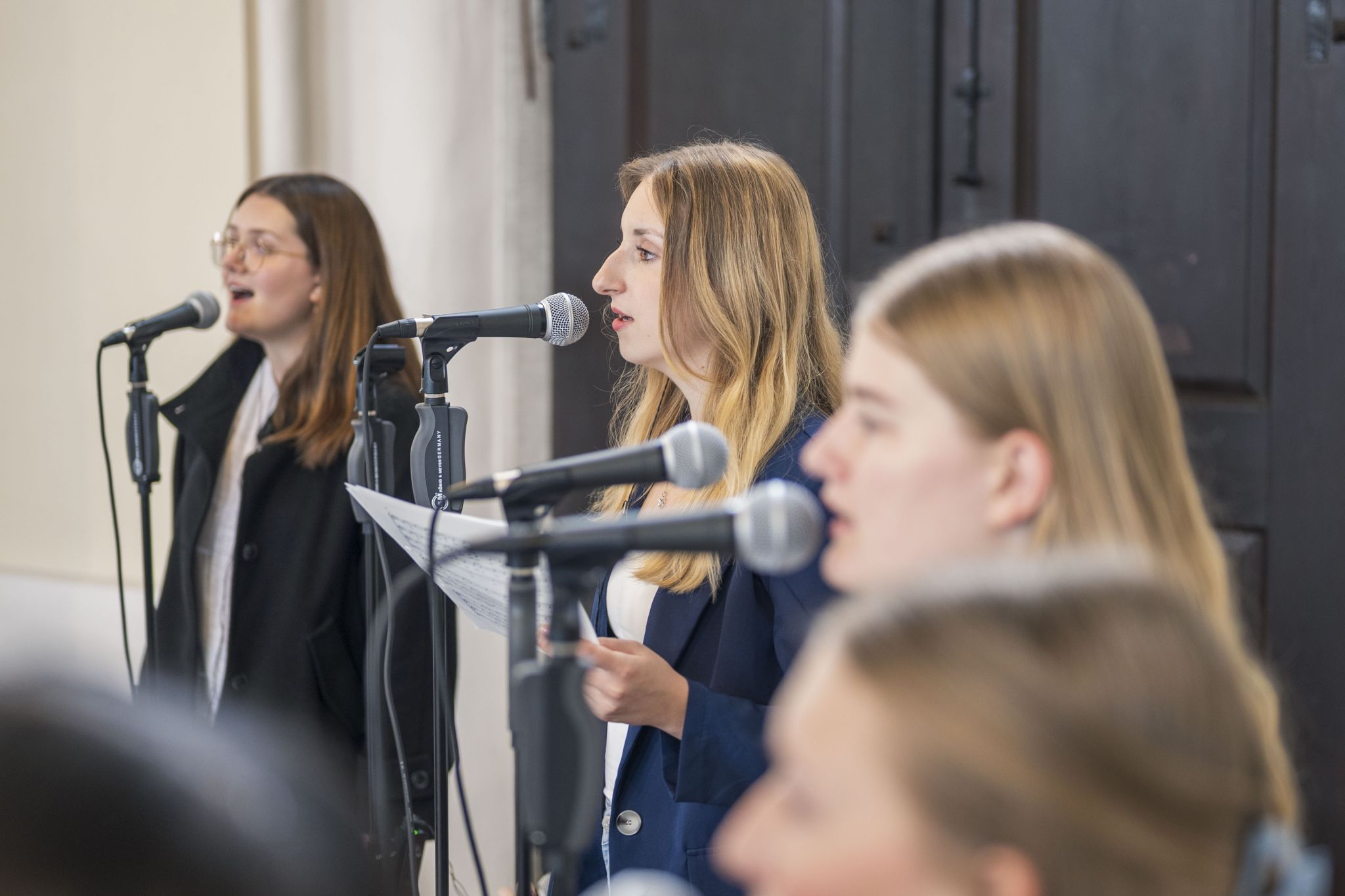 Das junge Ensemble kurz vor seinem ersten großen Auftritt.