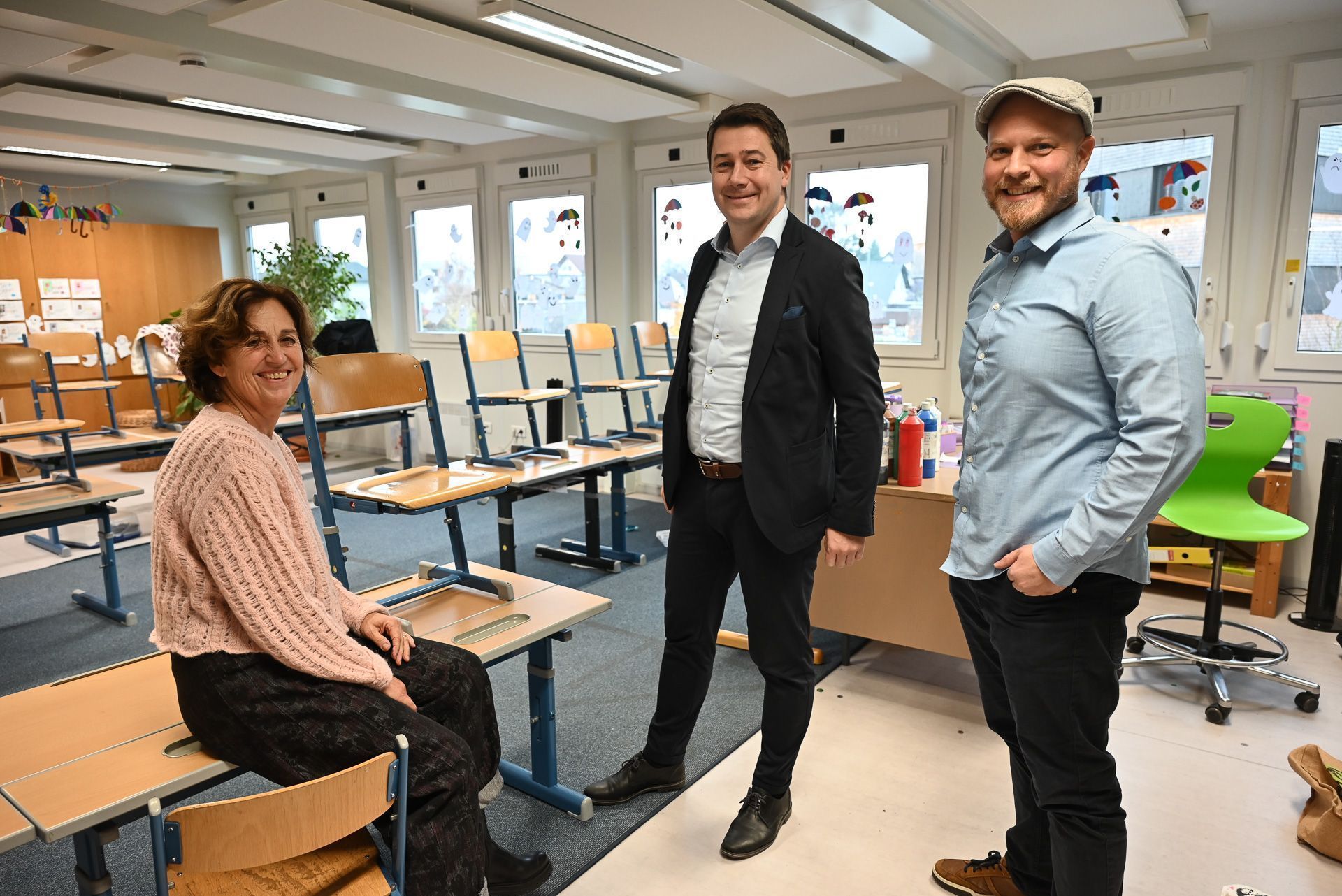 Doris Dobros, Patrick Wiedl und Robin Würtinger freuen sich über die Expositur am Schlatt, die die Volksschule Rotkreuz ab Herbst erhält.