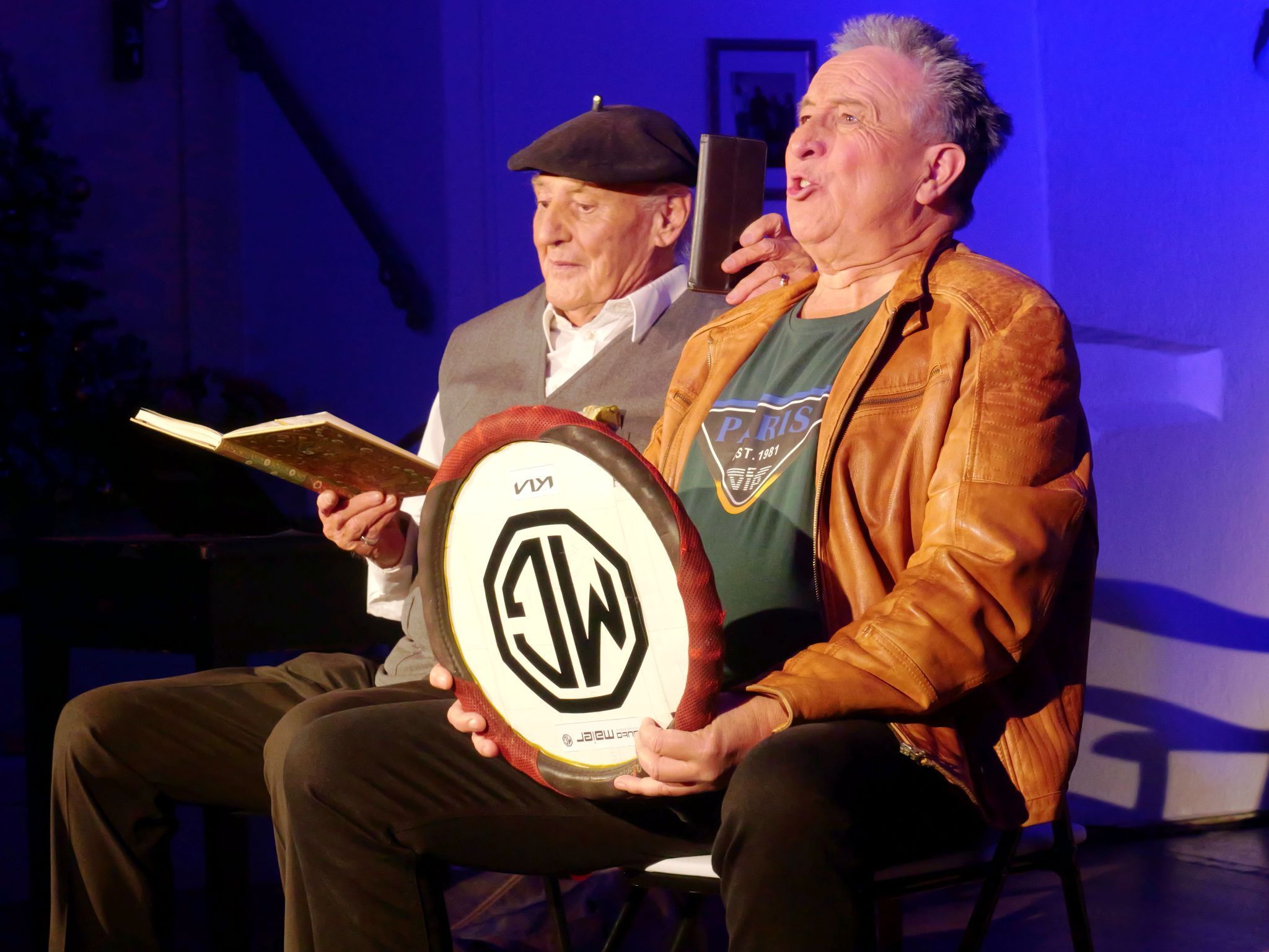 Besonders humorvoll sind die eingestreuten Autofahrszenen.