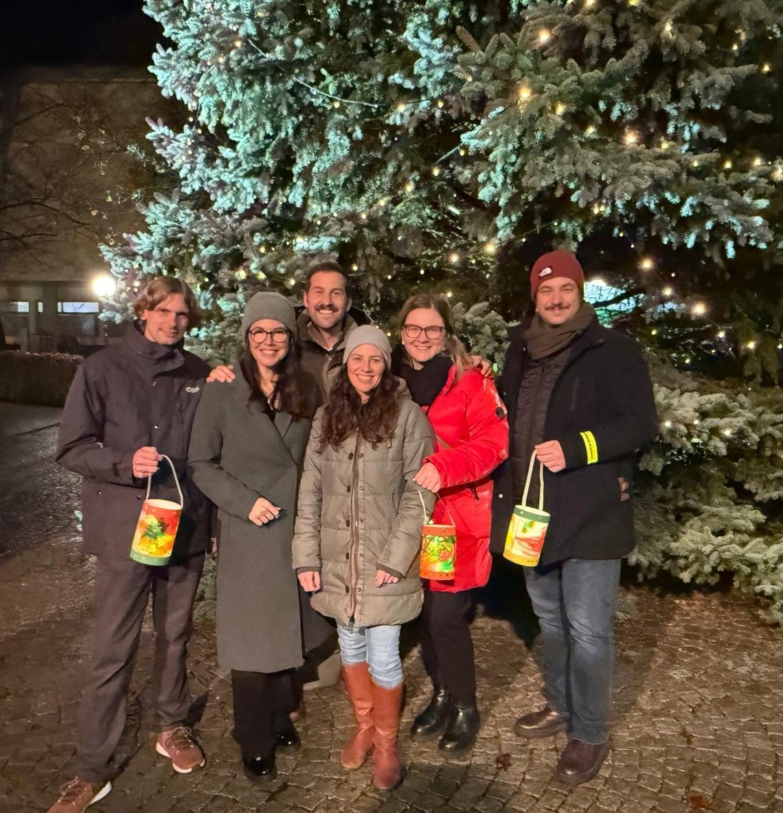 Bernhard Corn, Andea Mallitsch, Simon Tschann, Daniela Beck, Sandra Milosavac und Cenk Dogan mit dem Christbaum. Foto: Stadt Bludenz.