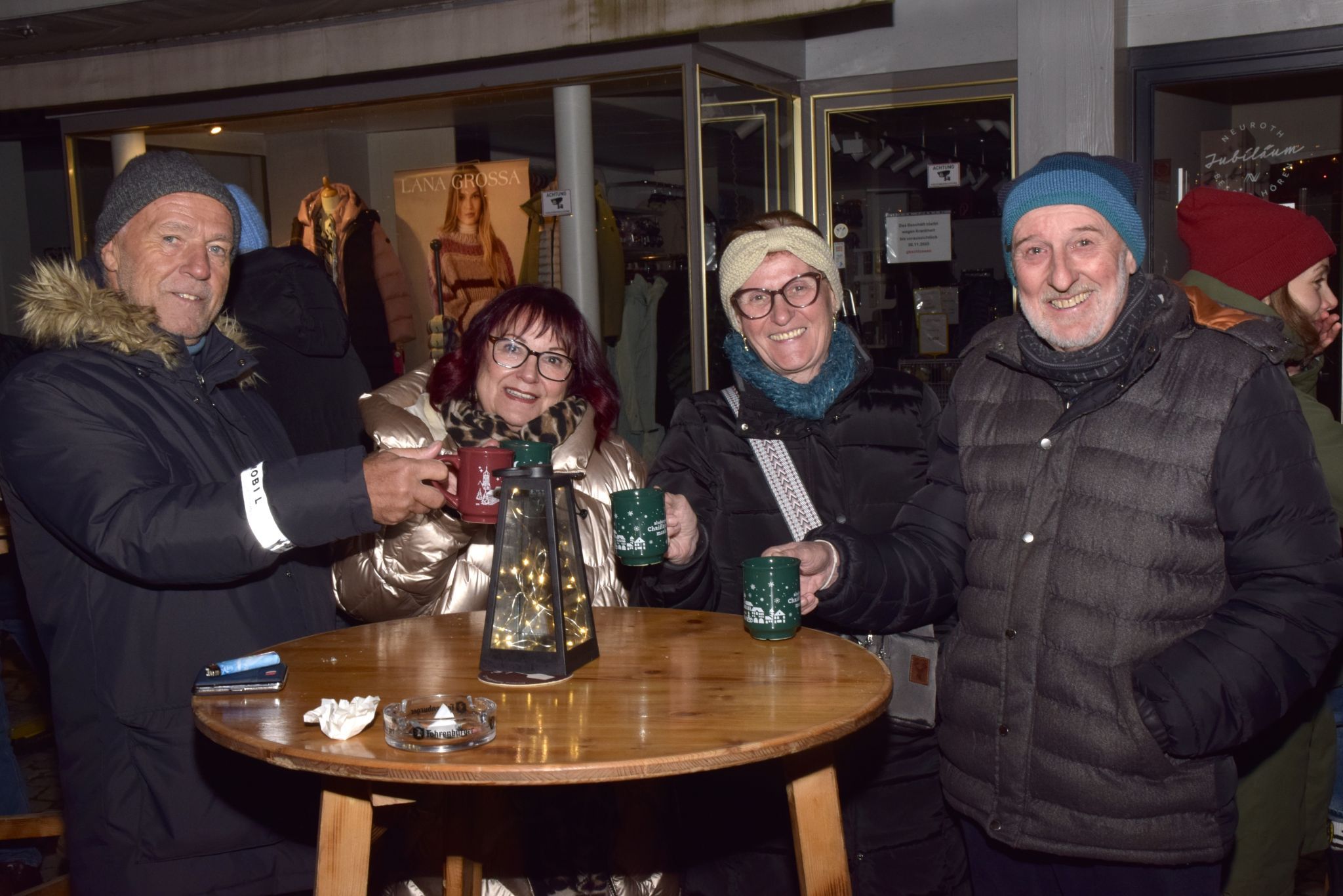 Wolfgang Heinzle, Karin Giesinger, Annemarie und Roland Fenkart waren in bester Marktlaune und ließen es sich gut gehen.