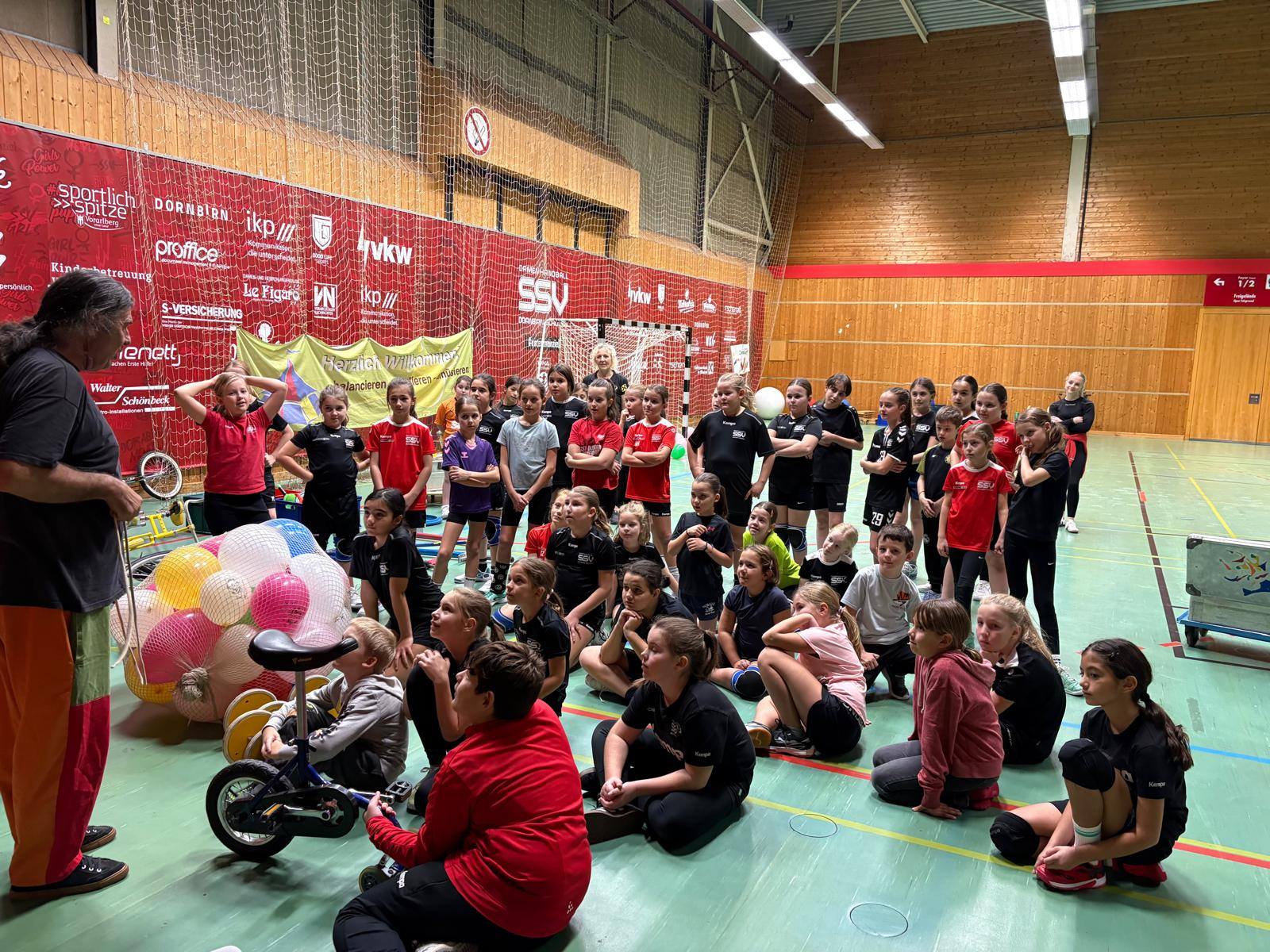 NaNo´s Mitmachzirkus zu Besuch bei den Youngsters des SSV Dornbirn Schoren (Bildergalerie)