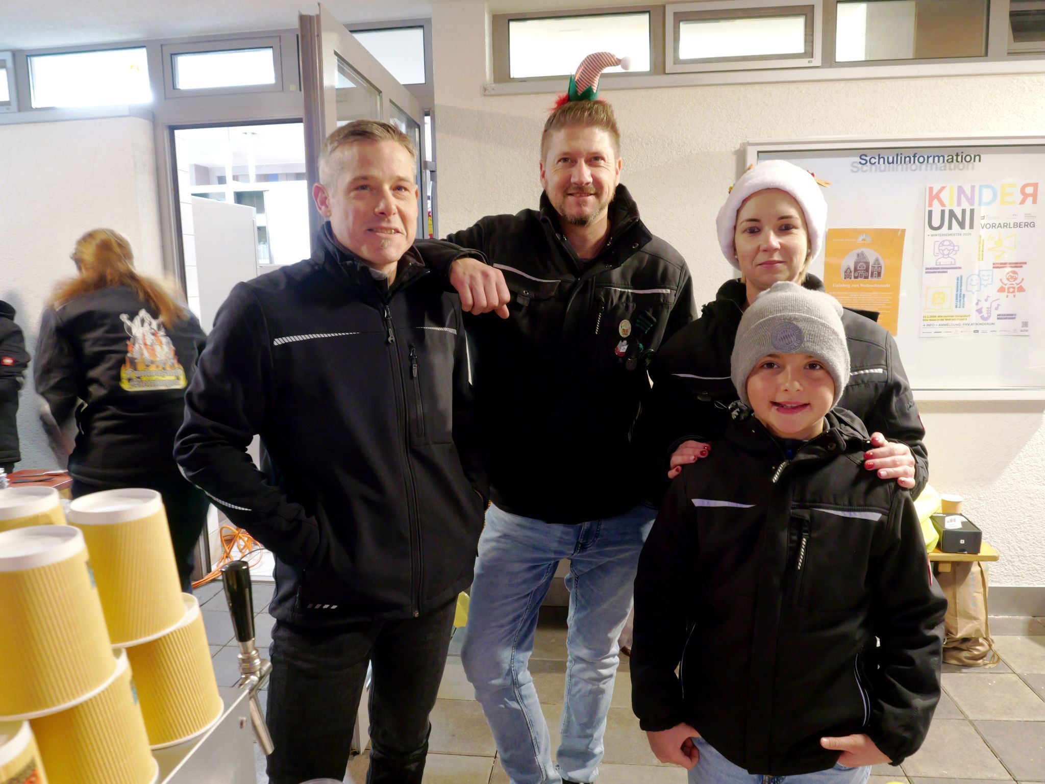 Engagierte Bewirtung: Daniel, Christian, Bianca und Kilian von der Funkenzunft Meiningen.