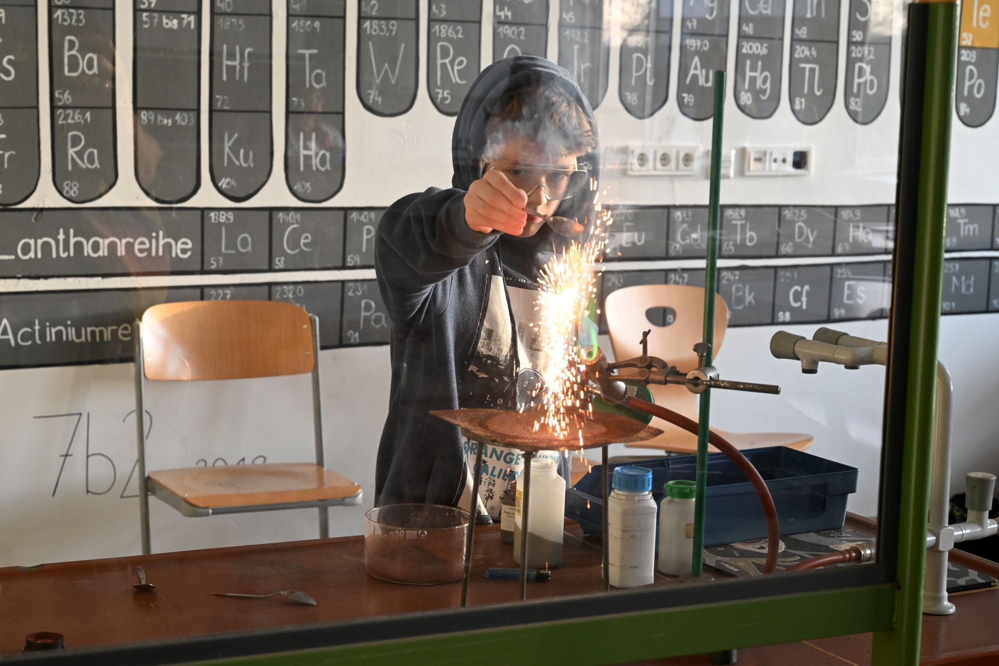 Am Experimentiertisch konnten Schüler selbst ausprobieren, wie Chemie im Unterricht aussieht.