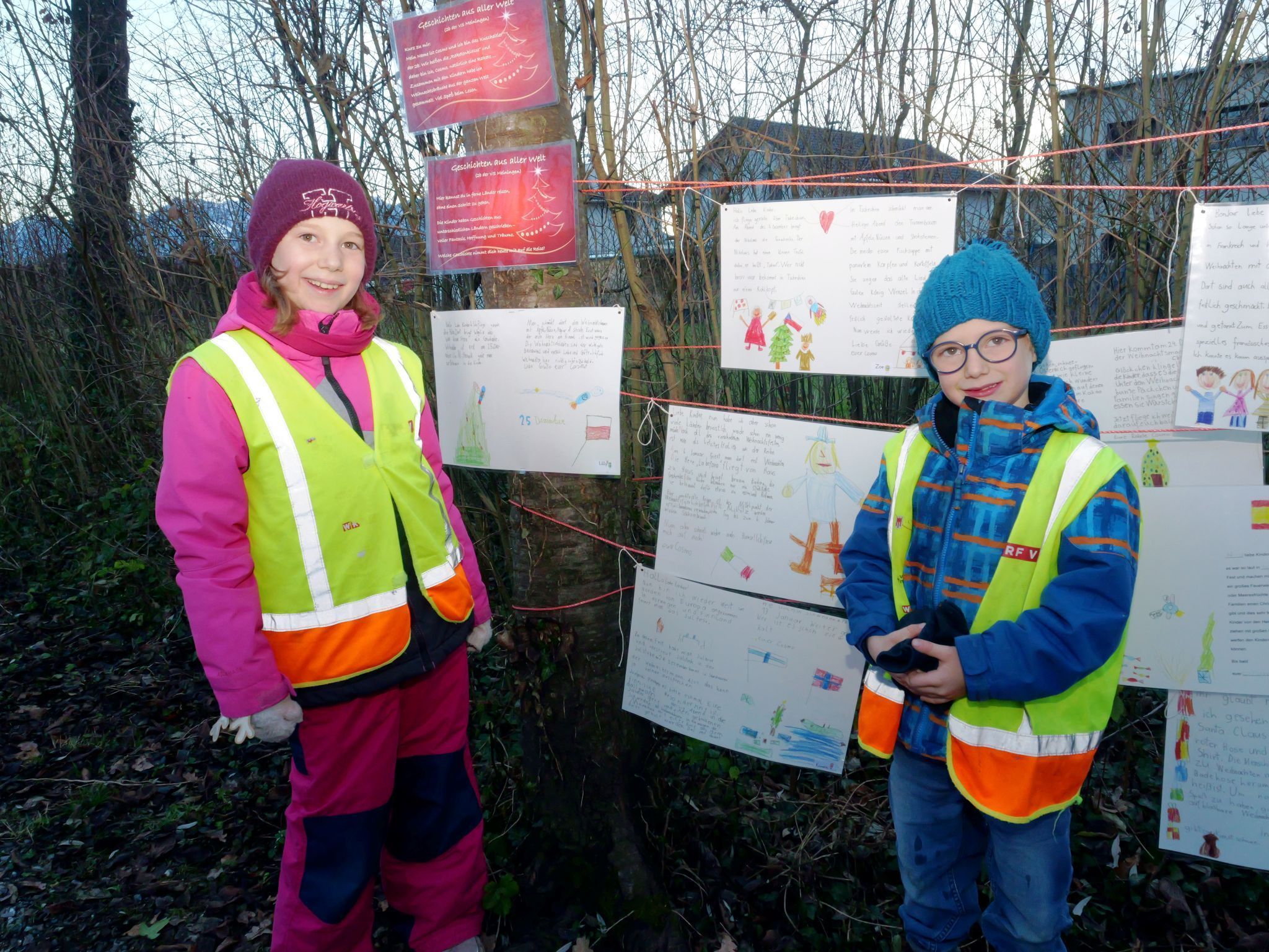 Anna und Tobias informieren sich über die Weihnachtsfeier weltweit.