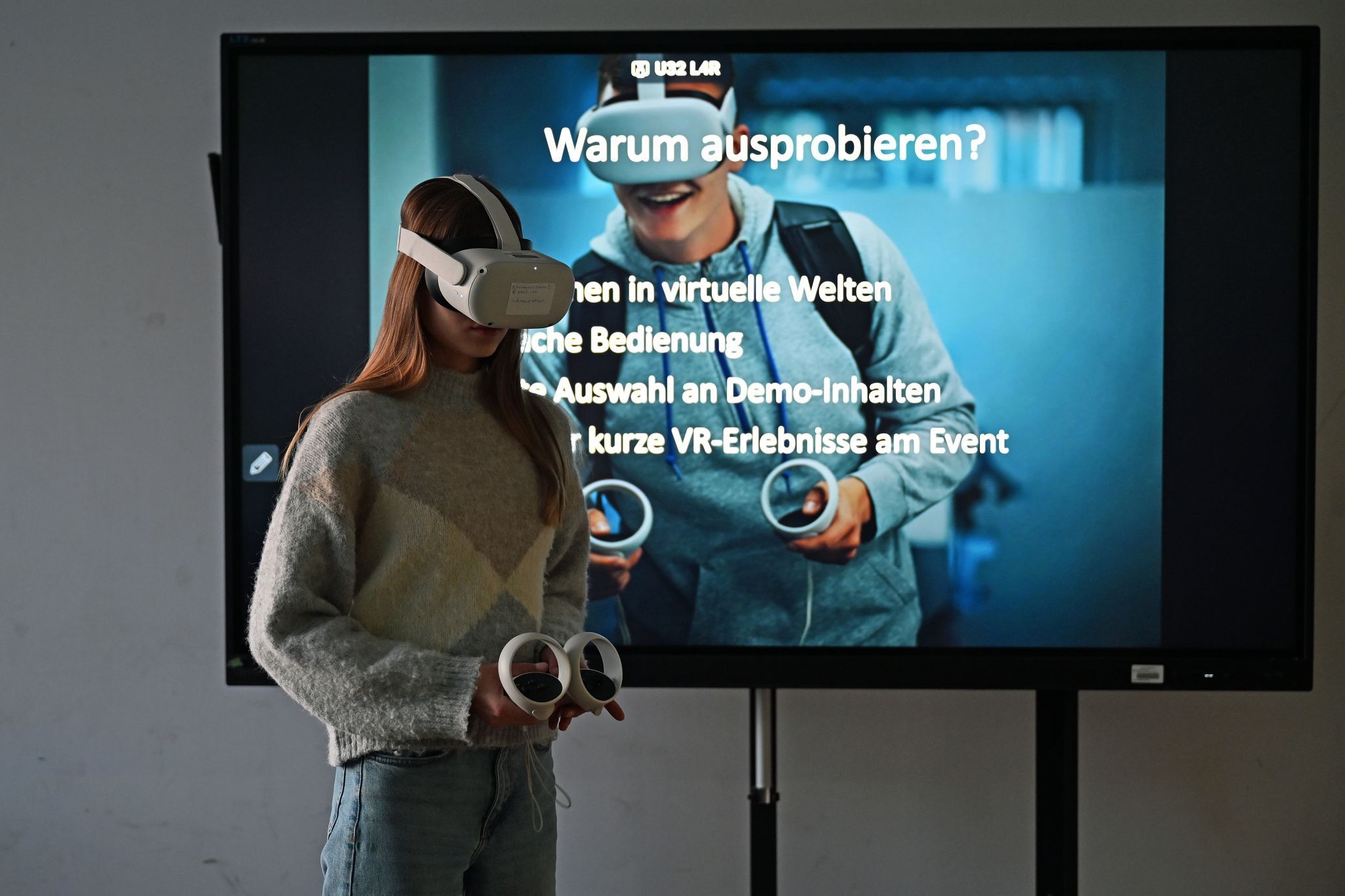 Mit einer VR-Brille konnten die Beuscher in virtuelle Welten abtauchen.