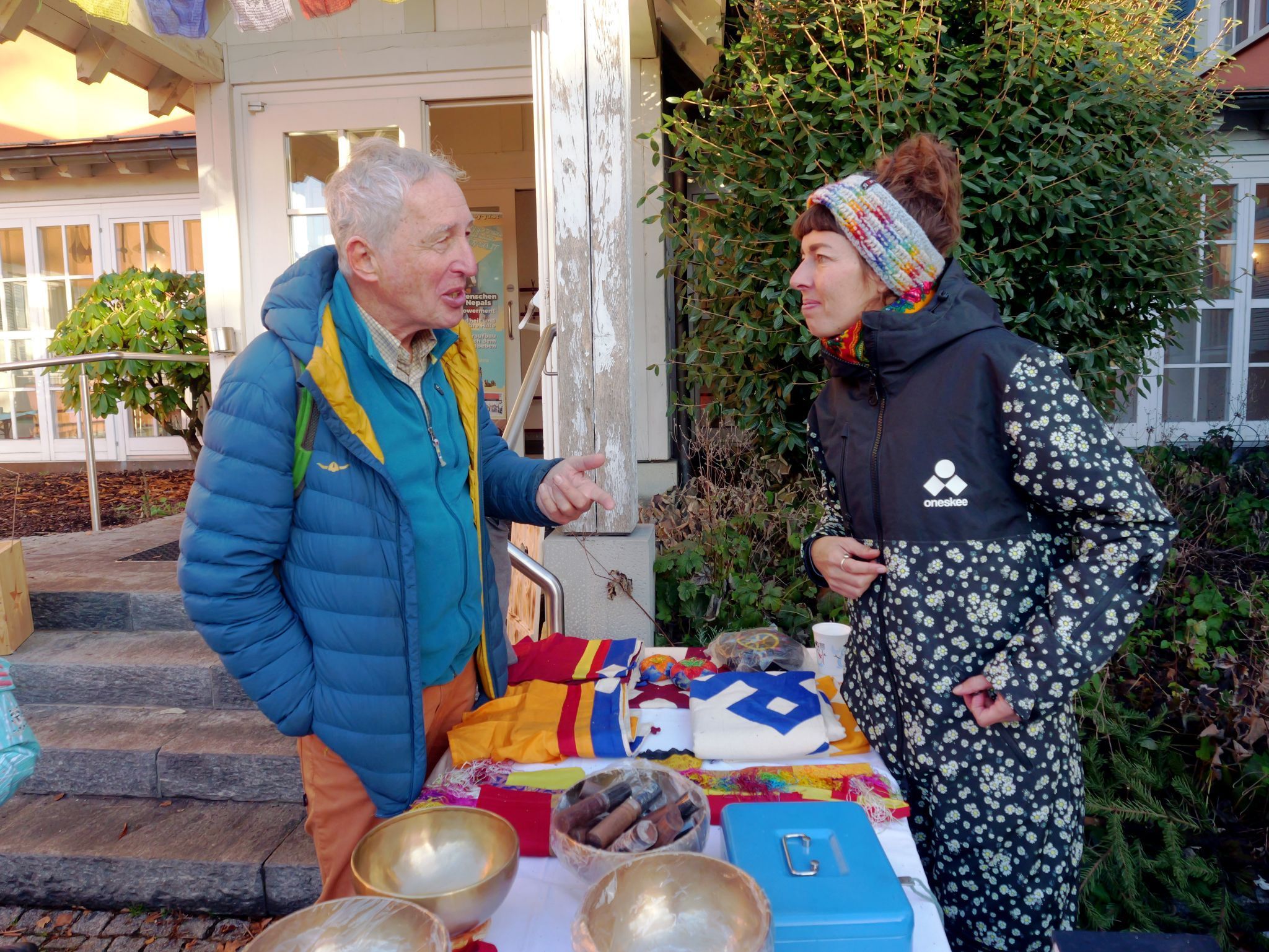 Viele Marktbesucher informierten sich bei Sabine Klotz über die aktuelle Situation in Nepal.