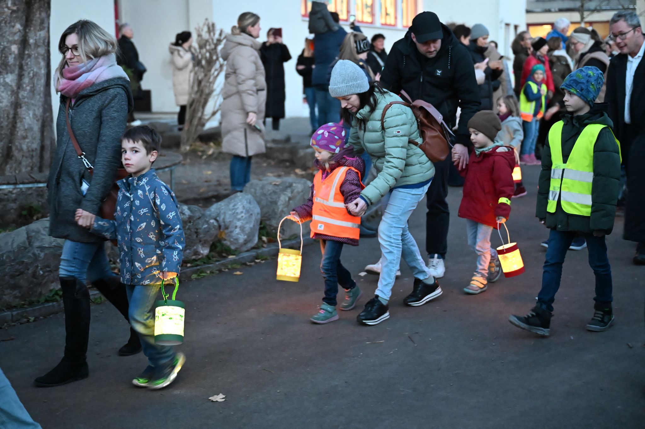 Der Laternenumzug führte vom Schulhof bis zum Kindergarten.