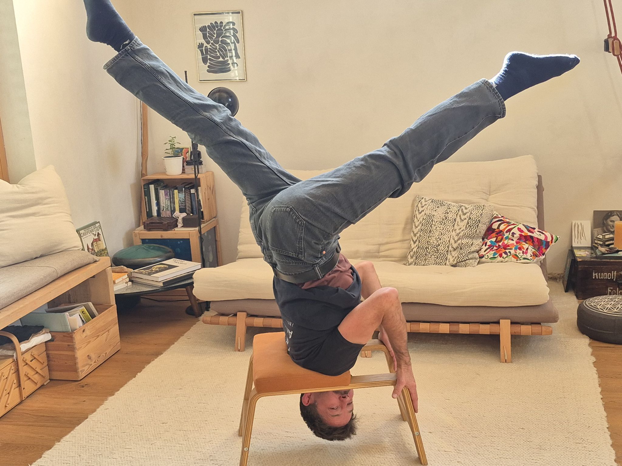 Im AcroYoga ist der Handstand ein Balanceakt zwischen Kraft und Leichtigkeit.