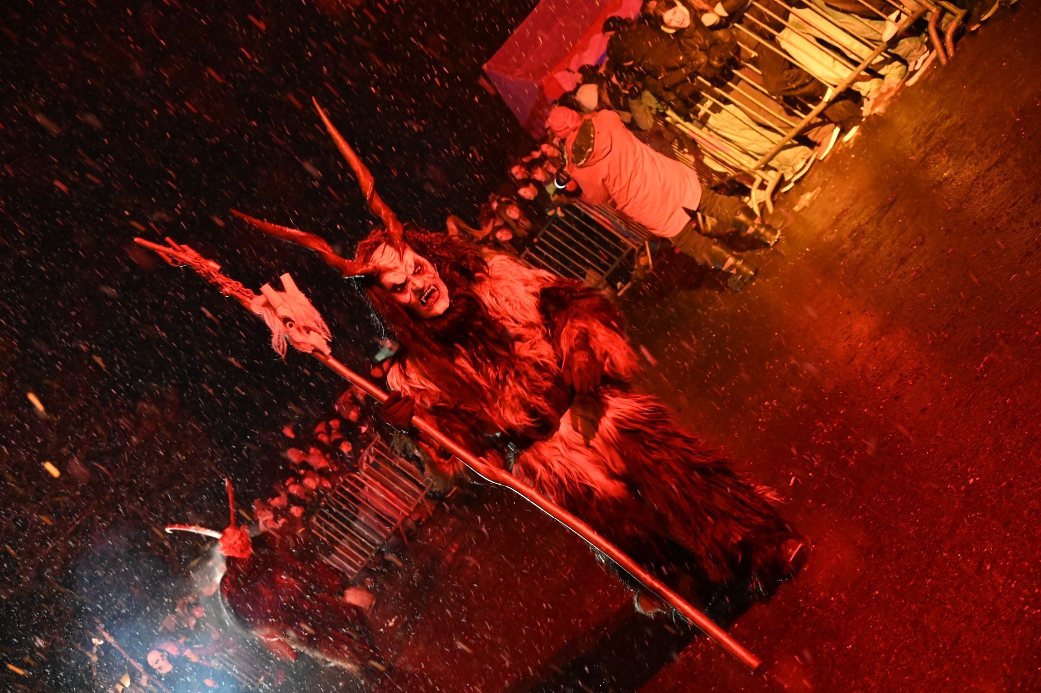 Krampusse wohin das Auge reicht.