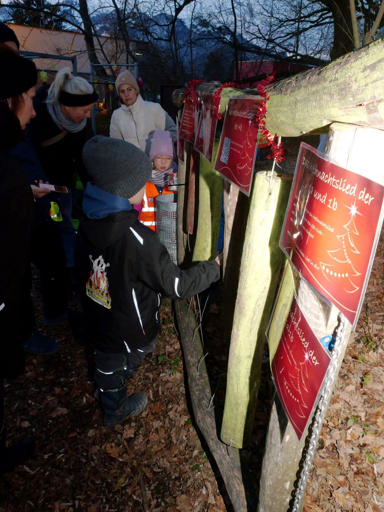 Musikalischer Advent: Über QR-Codes erklingen die von den Klassen 4b, 1a und 1b eingespielten Weihnachtslieder.