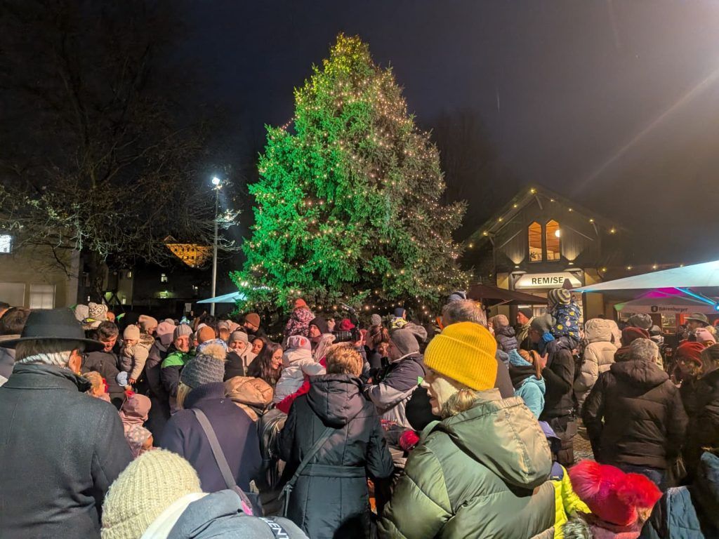 Warmer Lichterglanz an kaltem Winterabend