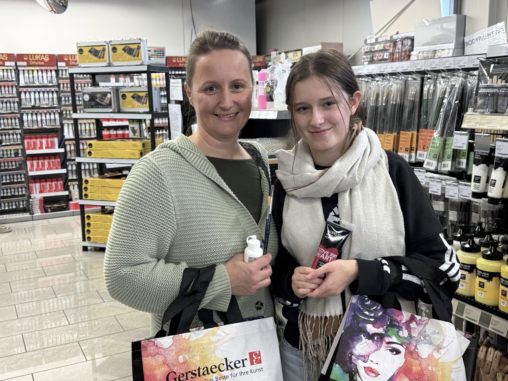 Unter den Besuchern: Kerstin Rietzler und Belinda Kaufmann.