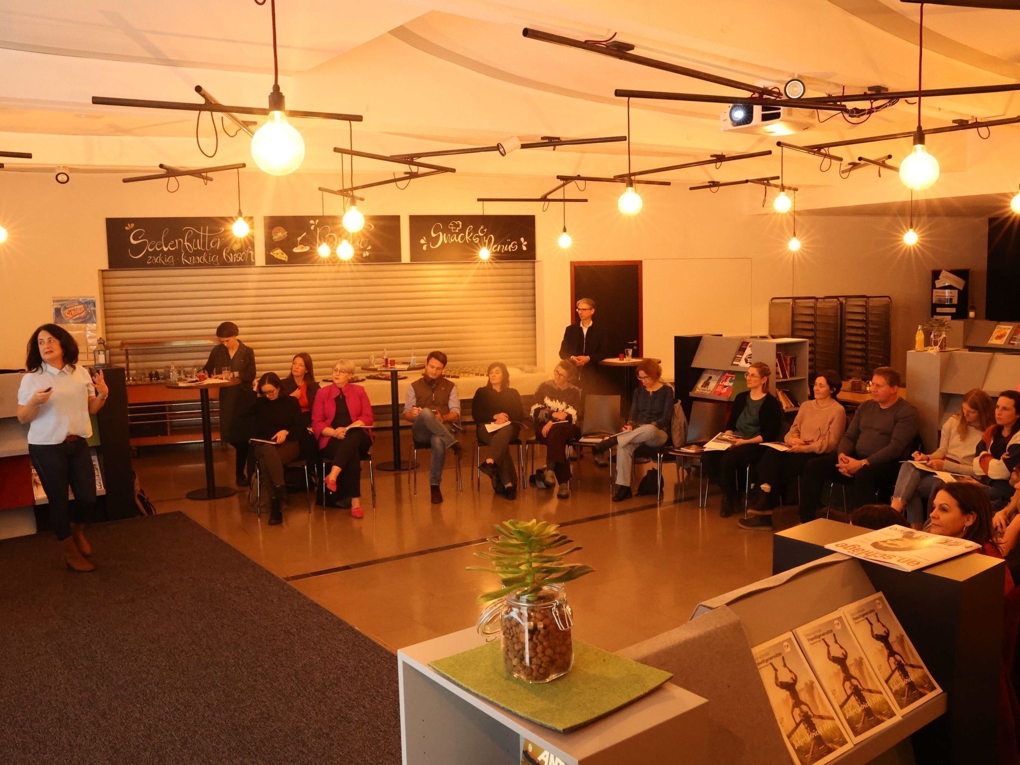 Die Direktorin bei ihren Ausführungen.