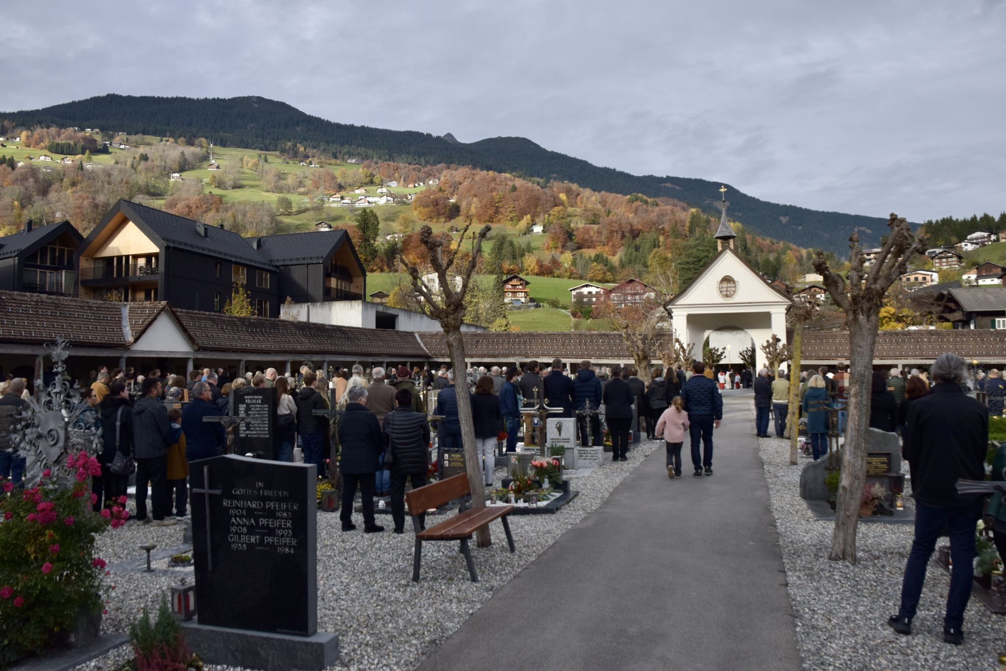 Gedenken an die Verstorbenen am Schrunser Friedhof am Nachmittag des Allerheiligenfestes.