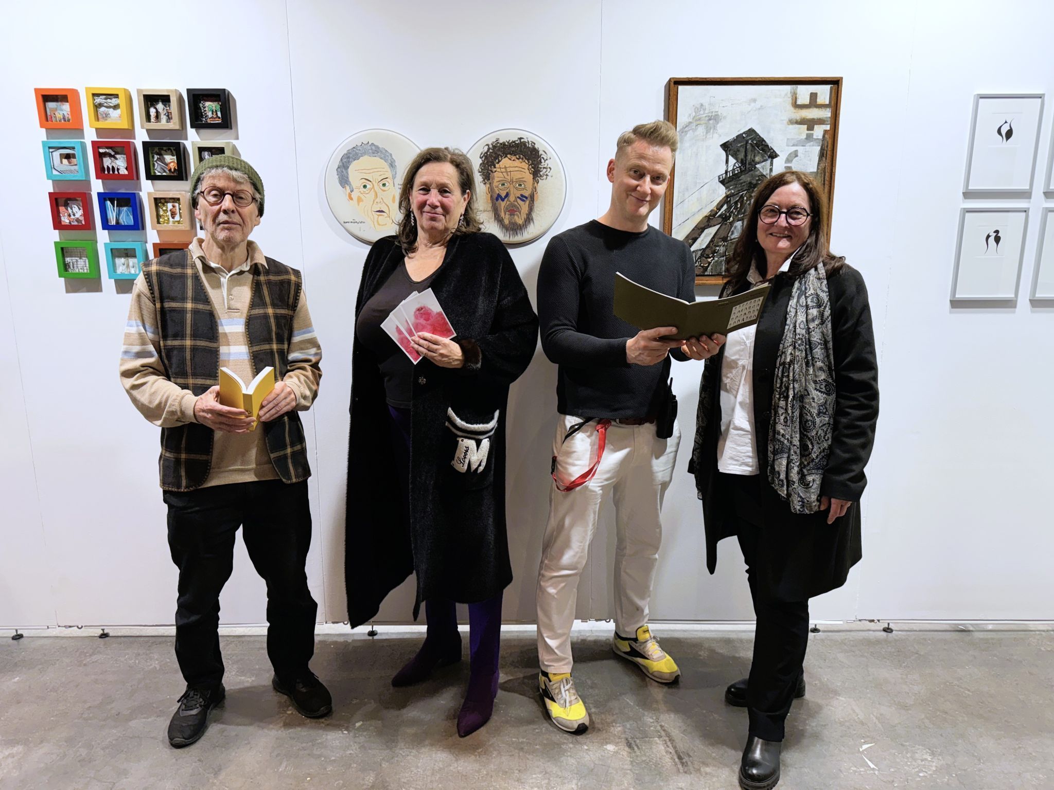 INC-Gründer Raiko Schwalbe (2.v.re.) mit den Künstlern Benny Gleeson, Evelyne M. Fricker und Gabriele Bösch.