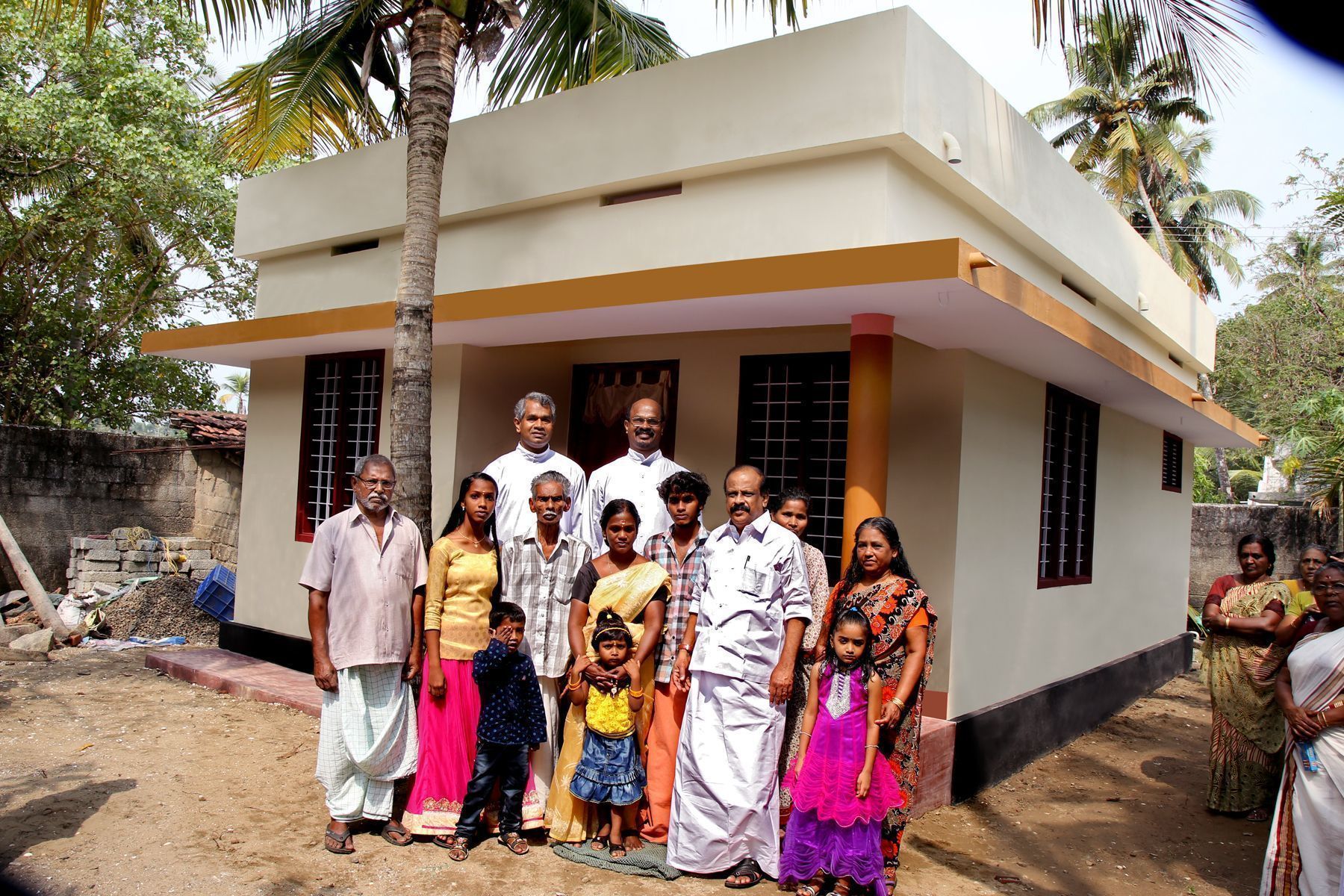 Hilfe, die ankommt: Dank vieler Spenderinnen und Spender aus Vorarlberg entstehen in Indien neue, sichere Häuser für mittellose Familien.