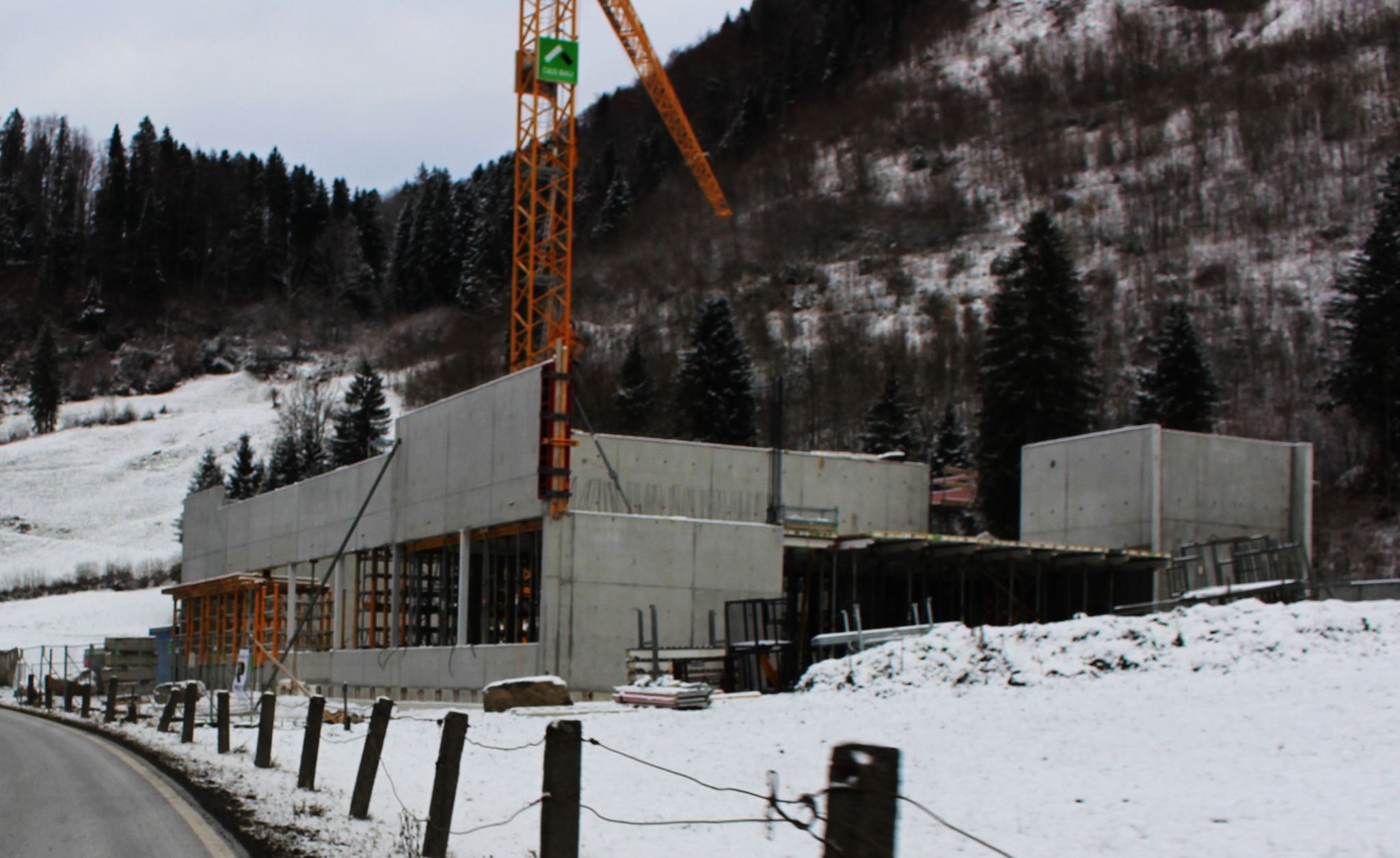 Dem Wintereinbruch zum Trotz wächst die Briganto-Halle auf dem Areal, das auch die Wälderhalle beherbergen sollte, zielstrebig in die Höhe. PETER STRAUSS