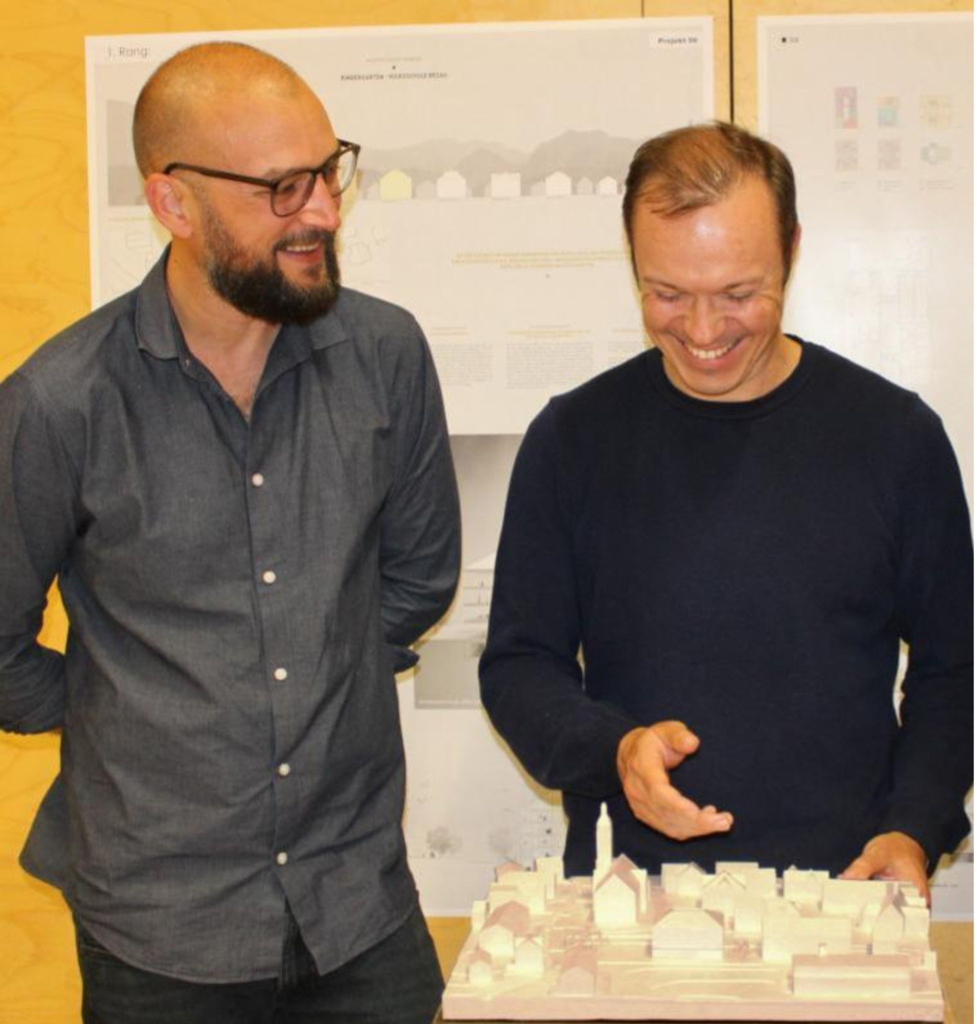 Sven Matt (l.) und Markus Innauer widerlegen mit dem Museum und dem Lernhaus das Sprichwort wonach der Prophet im eigenen Land nichts gilt. Beide planten nicht nur den Museums-Zubau sondern auch das erst vor wenigen Tagen offiziell eröffnete Lernhaus.