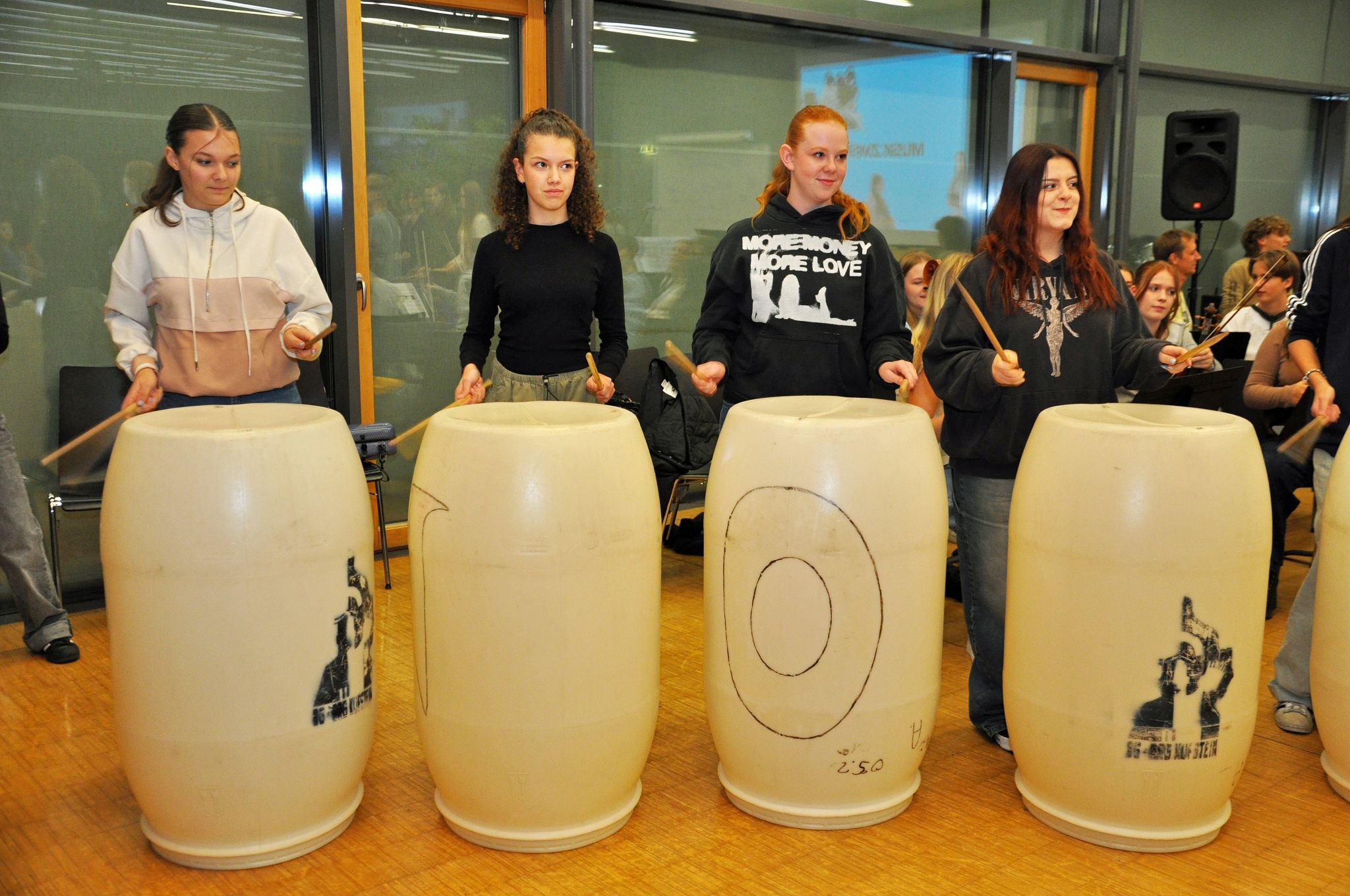 Die Schüler zeigen ihr Können bei Band- und Chorauftritten.