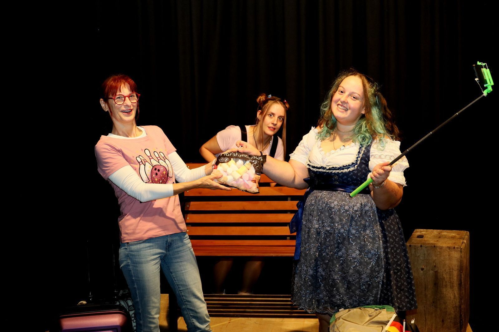 Bärbel, (Christine Maul)  Kegelschwester –ist mit ihren 2 Kegelschwestern auf einem Kegelausflug, Ilse (Virginia Tuttner) – die Psychiatriepatientin (das weiss aber noch niemand) und Stacy (Nina Konrad) – amerikanische Touristin die alles und jeden fotografiert und alles amaaaaaazing findet