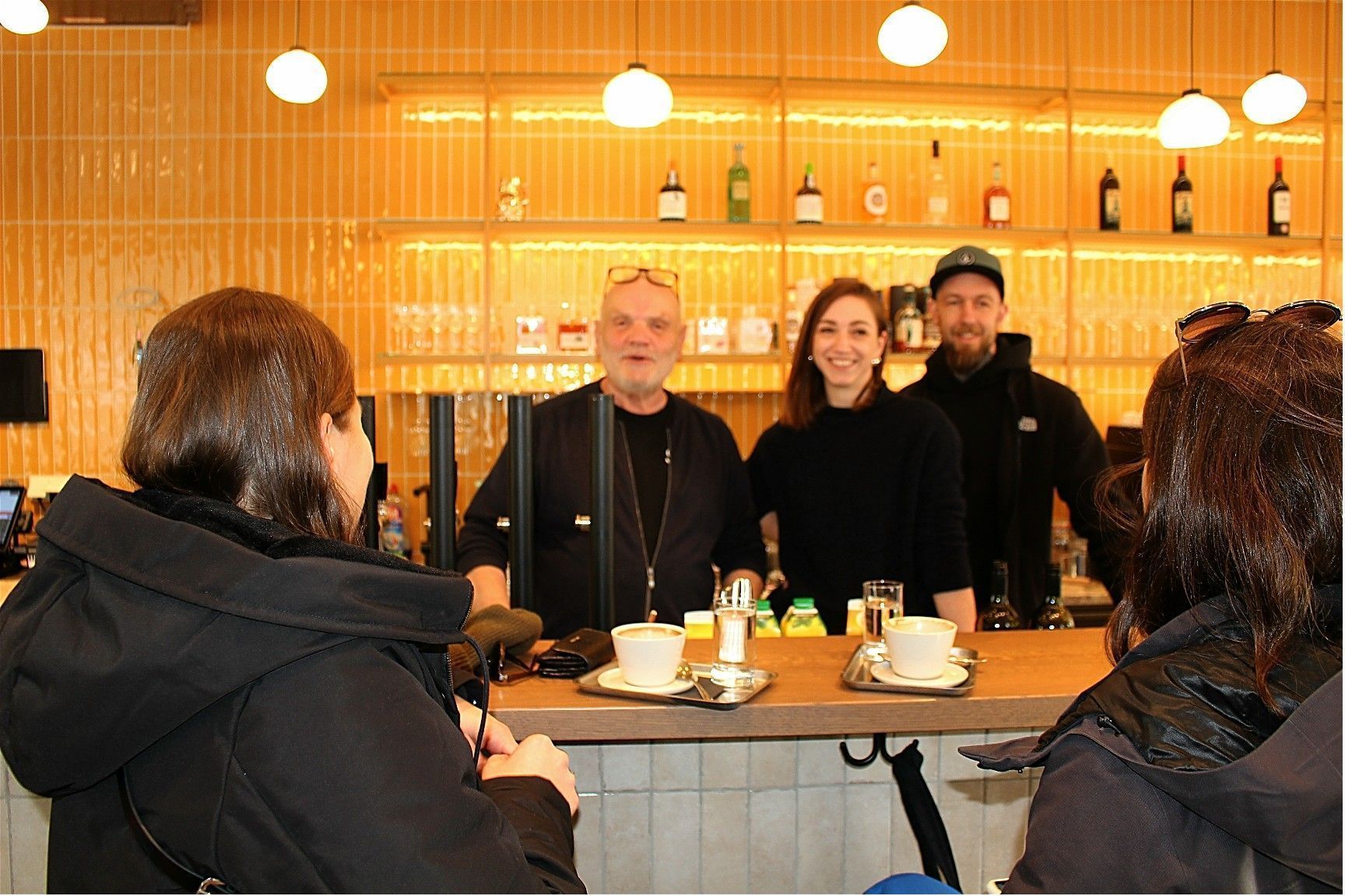 Die Theke ist auch im digitalen Zeitalter und WhatsApp noch eine unverzichtbare Nachrichtenbörse.   