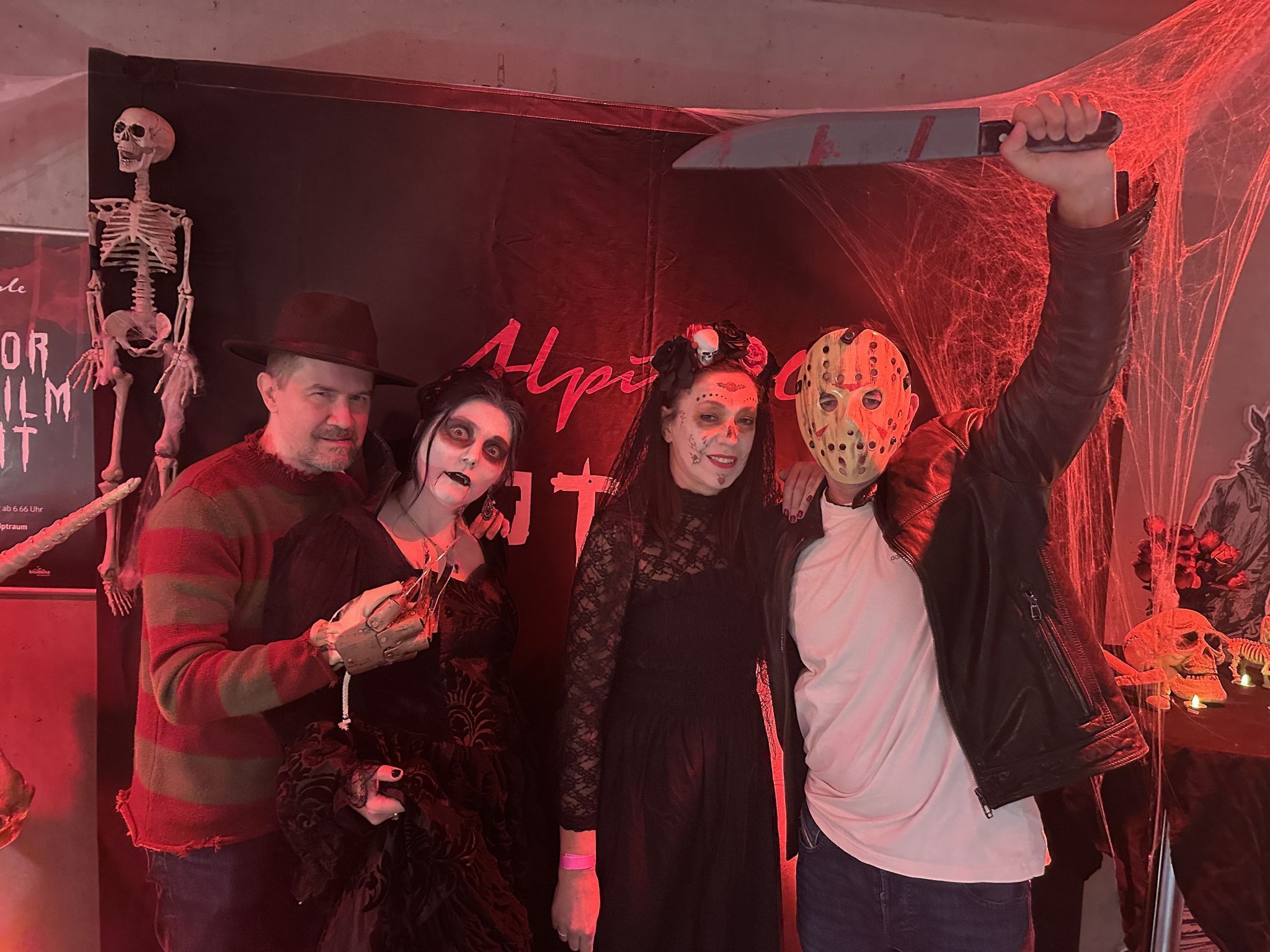 Dian Cehic, Rebekka Rinderer, Biljana und Nikita Augustinovic kamen stilgerecht gekleidet zur Horrorkurzfilmnacht.