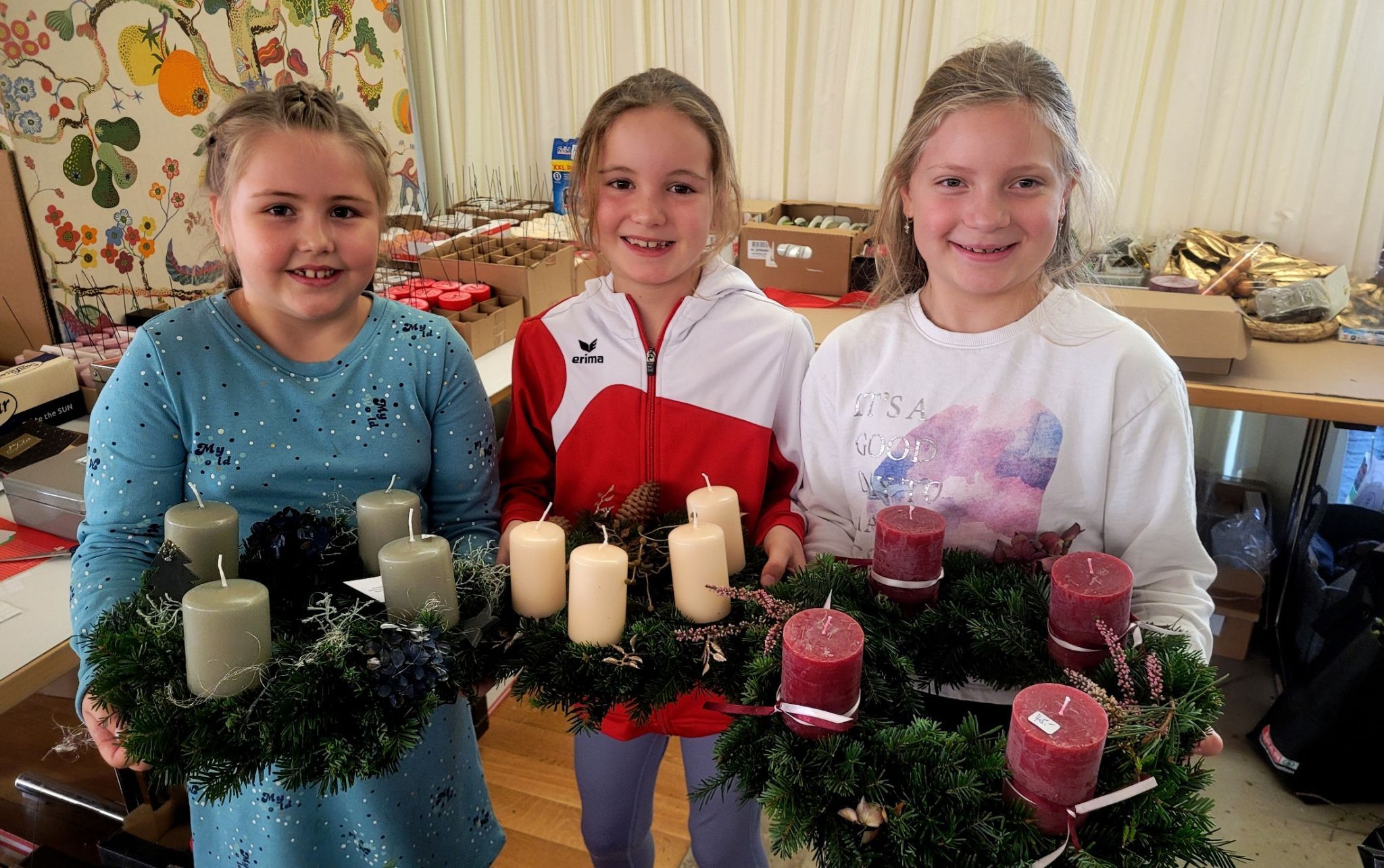 Der Lochauer Missionskreis lädt zur „Adventkranzwoche“ im Pfarrheim: Wunderbare Adventkränze und stilvolle Adventdekorationen unterstreichen eine schöne und besinnliche Adventzeit.