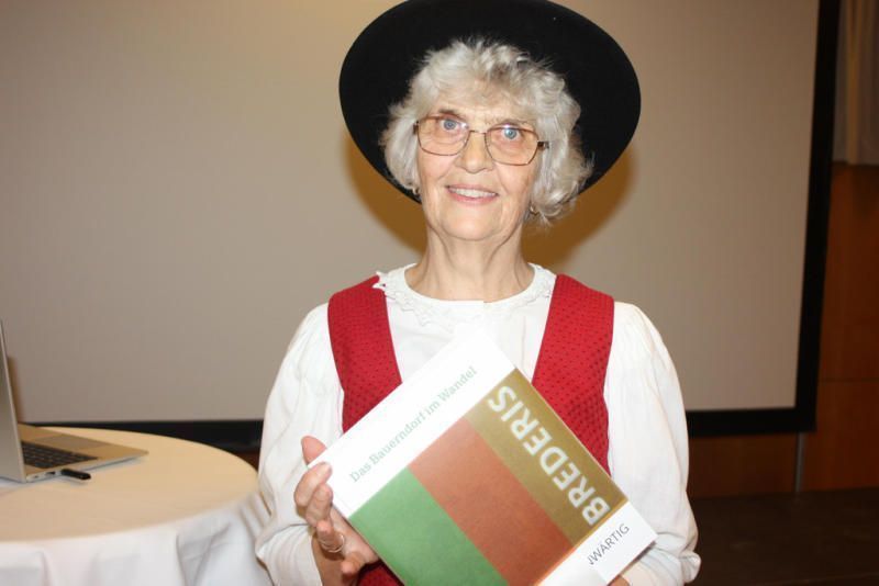 Doris Steidl präsentiert das zweite Bresner Buch.VN-TK