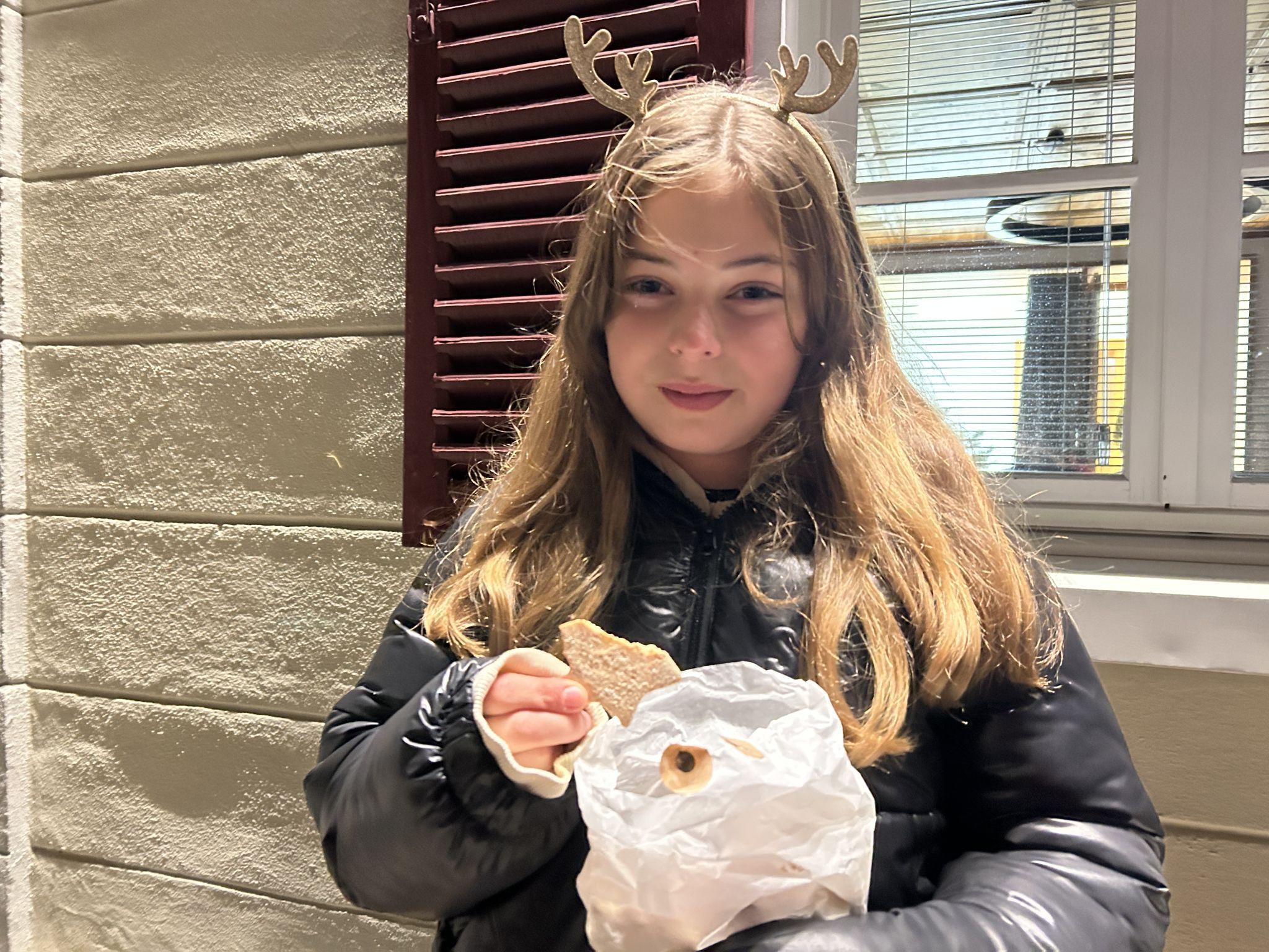 Laura genoss die Eröffnungsfeier mit Keksen