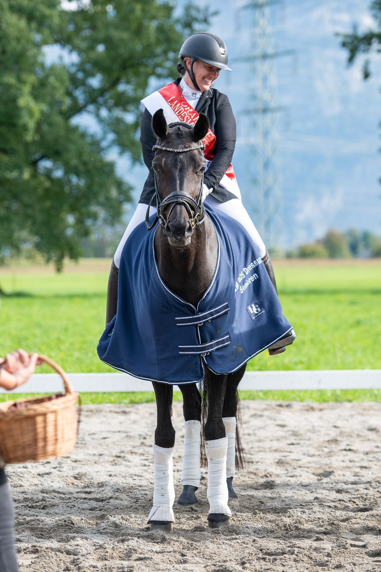 Mit ihrem Pferd Felina hat Caroline eine ganz besondere Beziehung. Im September wurde sie Landesmeisterin im Dressurreiten. (Quelle: privat)