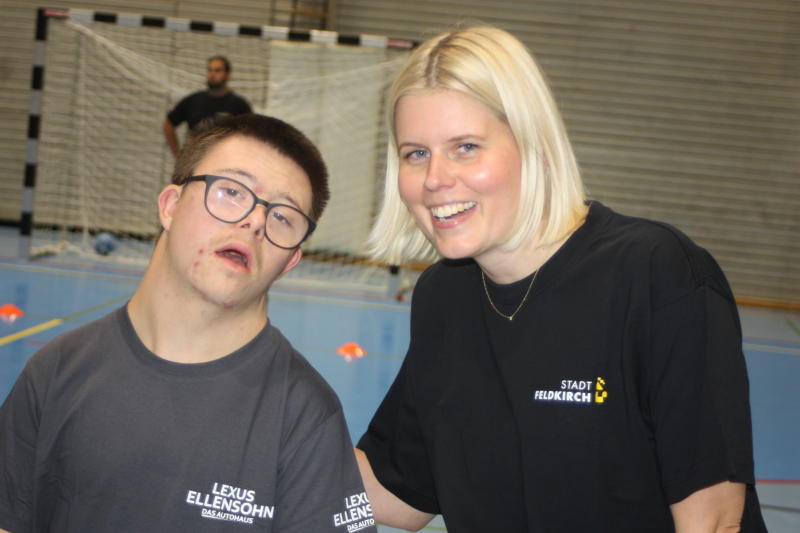 Julia Bechtold mit einem Schüler aus Mäder. 